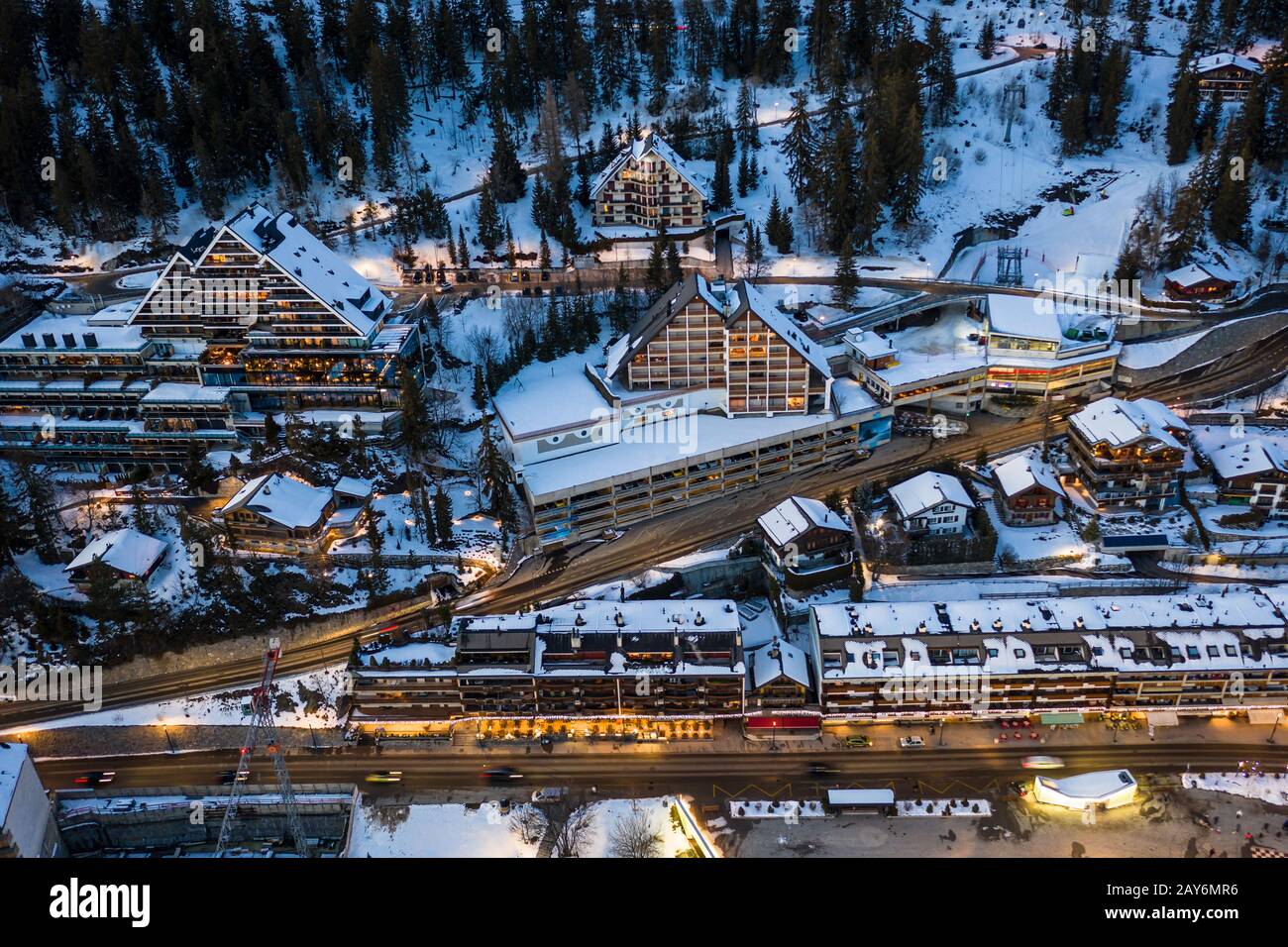 Vista aérea del centro del pueblo de Crans-Montana con muchos como hotel estilo chalet y residencia en Valais, Suiza Foto de stock