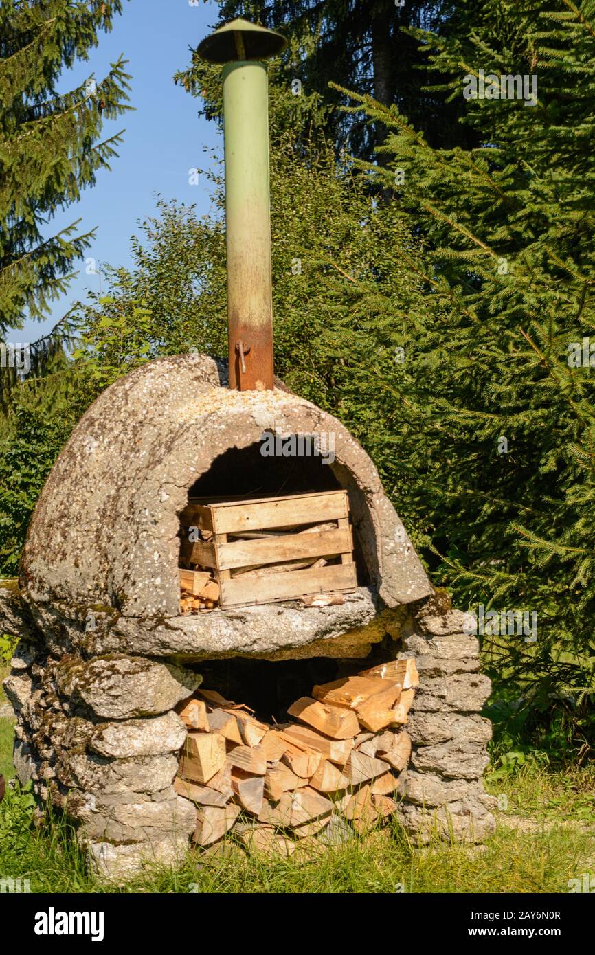 nostálgico horno de piedra en la naturaleza abierta - primer plano de nostálgico horno Foto de stock