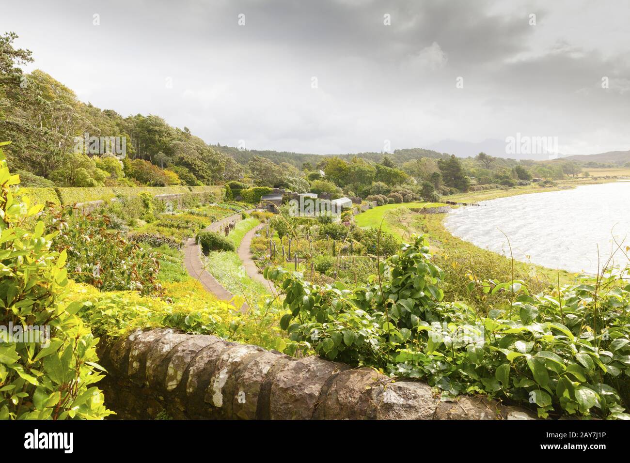 Inverewe Garden Escocia con una gran cantidad de plantas endémicas creciendo en terrazas frente al mar del norte Foto de stock