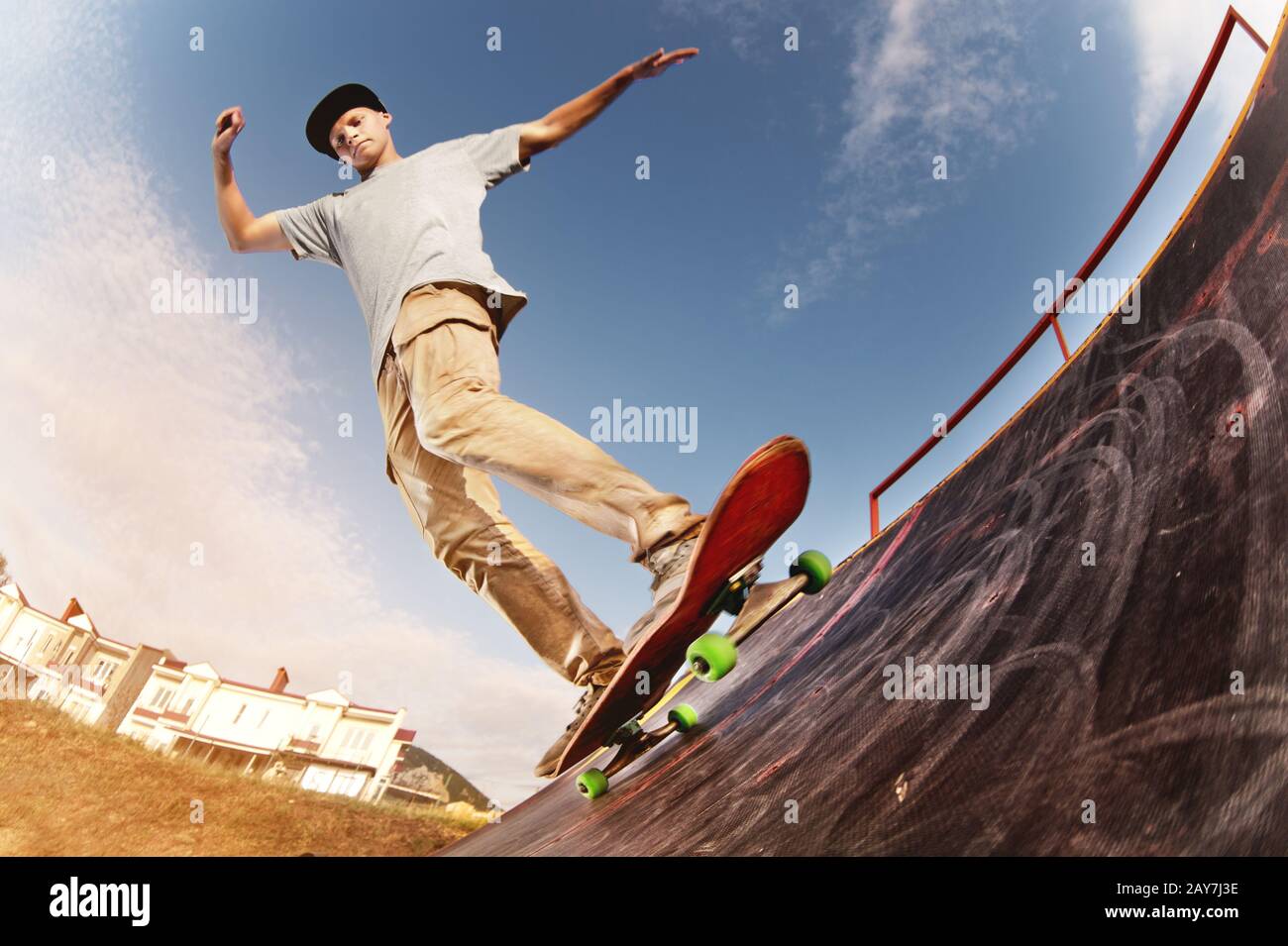 Un patinador adolescente cuelga sobre una rampa en una tabla de skate en un  parque de skate Fotografía de stock - Alamy