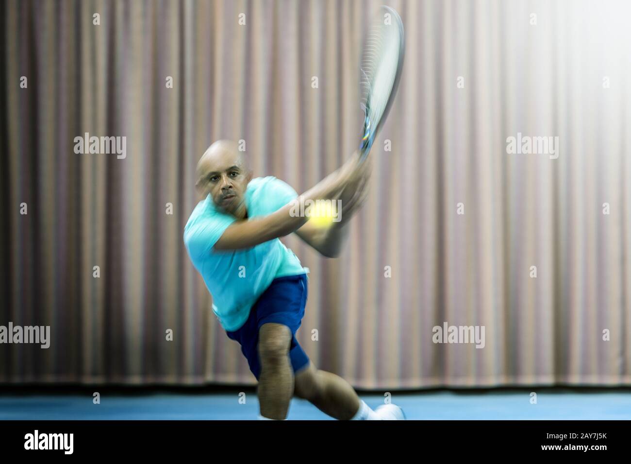 Jugador de tenis con movimiento borroso Foto de stock