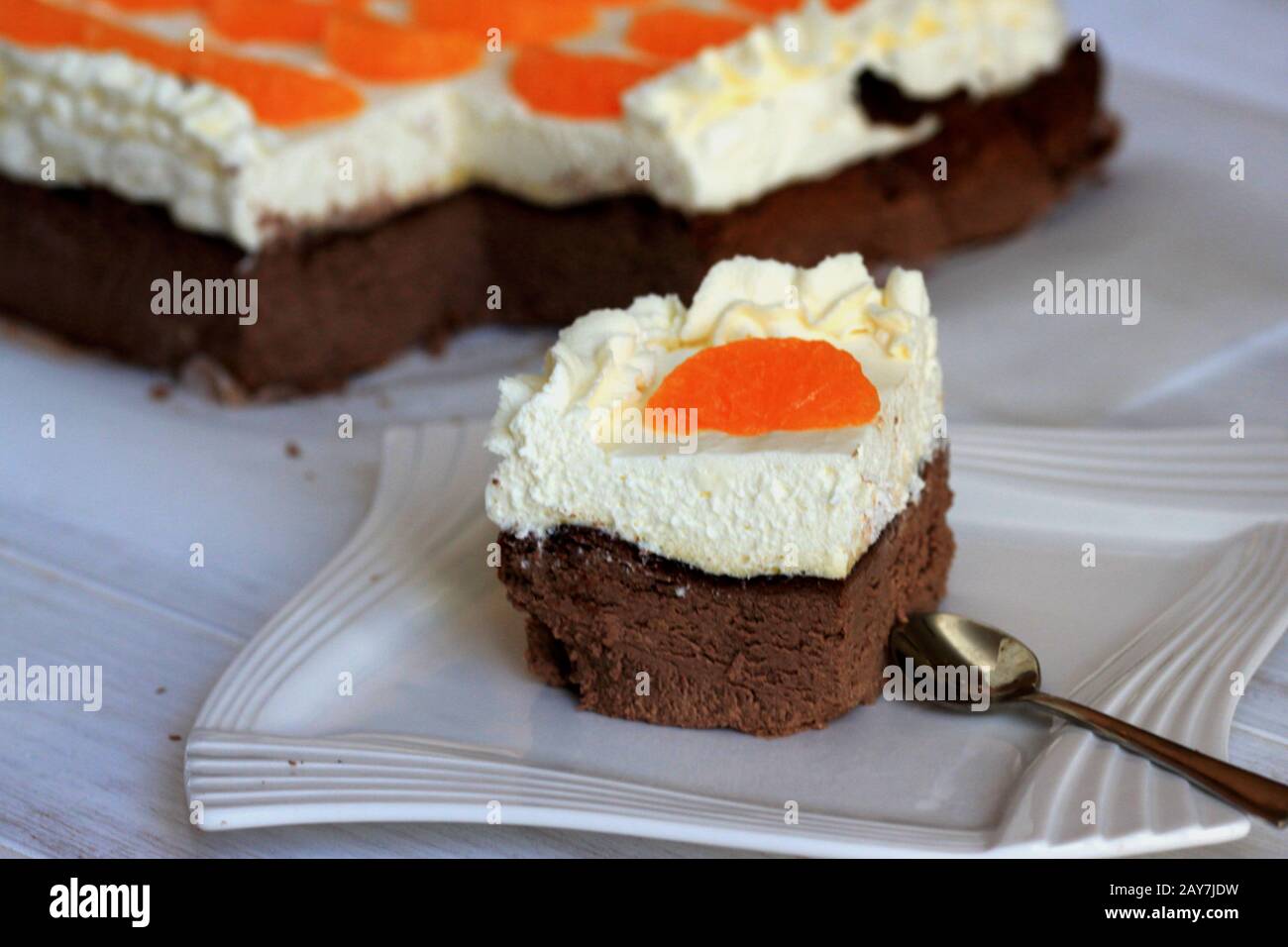 Tarta de queso de chocolate con mandarinas. Una delicada tarta de queso de chocolate. Un pastel delicado. Pastel casero. Tarta de queso con nata montada y fruta. Foto de stock