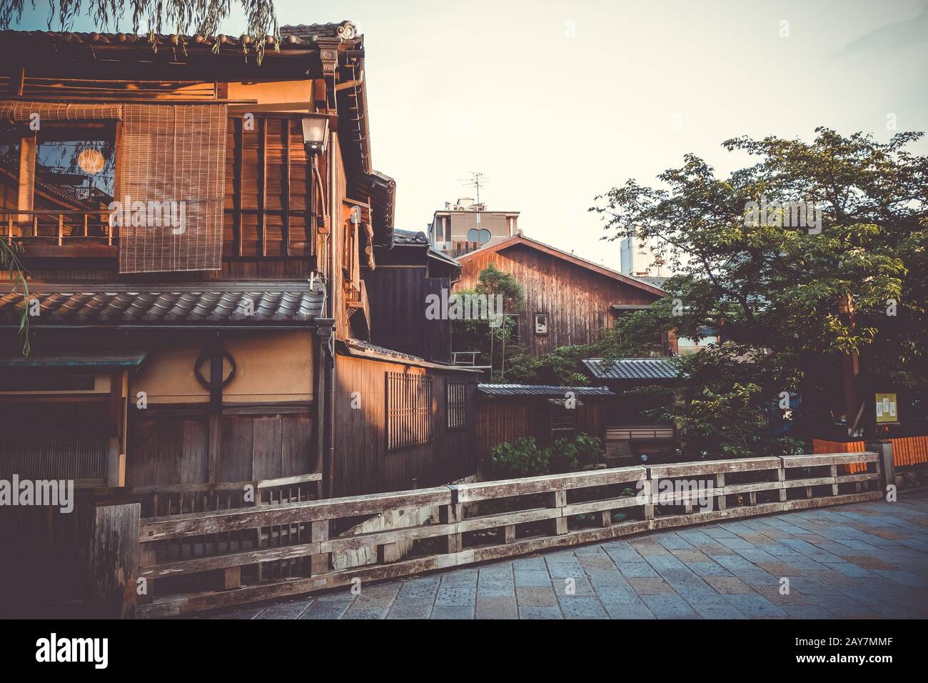 Casas tradicionales japonesas en río Shirakawa, distrito Gion, Kioto, Japón Foto de stock