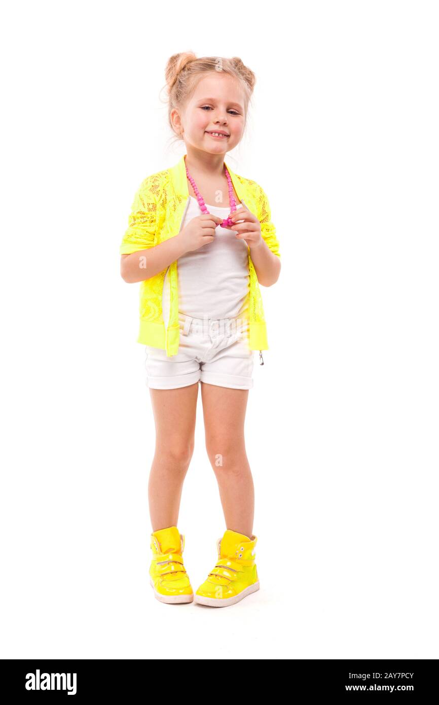 Bonita niña en camisa amarilla, pantalones cortos blancos y botas amarillas  Fotografía de stock - Alamy