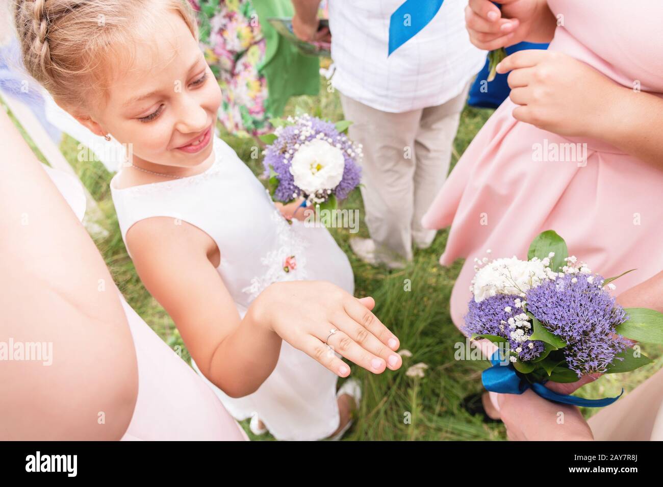 Pequeña novia dulce de la novia se prepara con sus anillos para las novias mayores Foto de stock