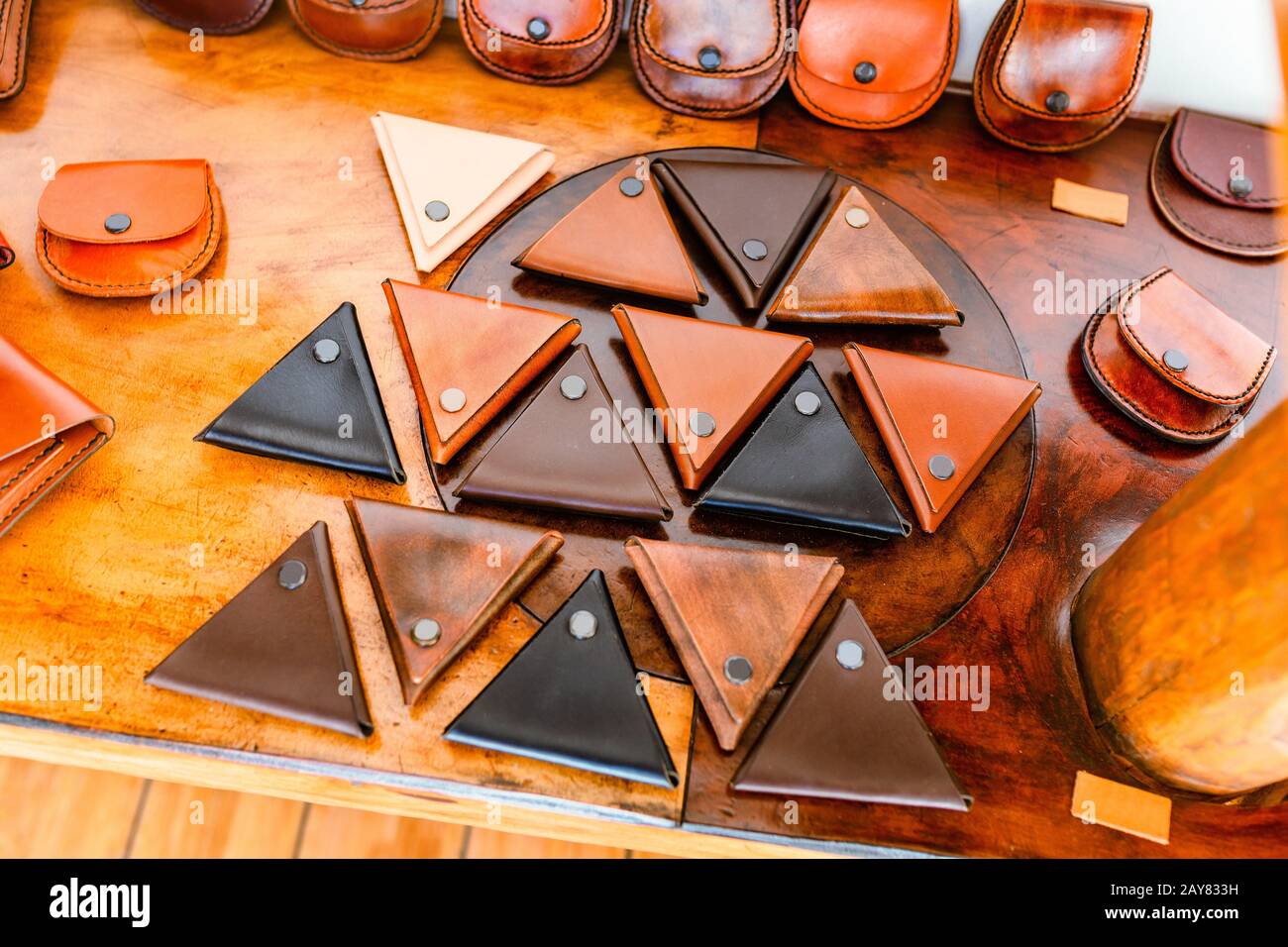 Juego de carteras triangulares de cuero hechas a mano en el taller  Fotografía de stock - Alamy