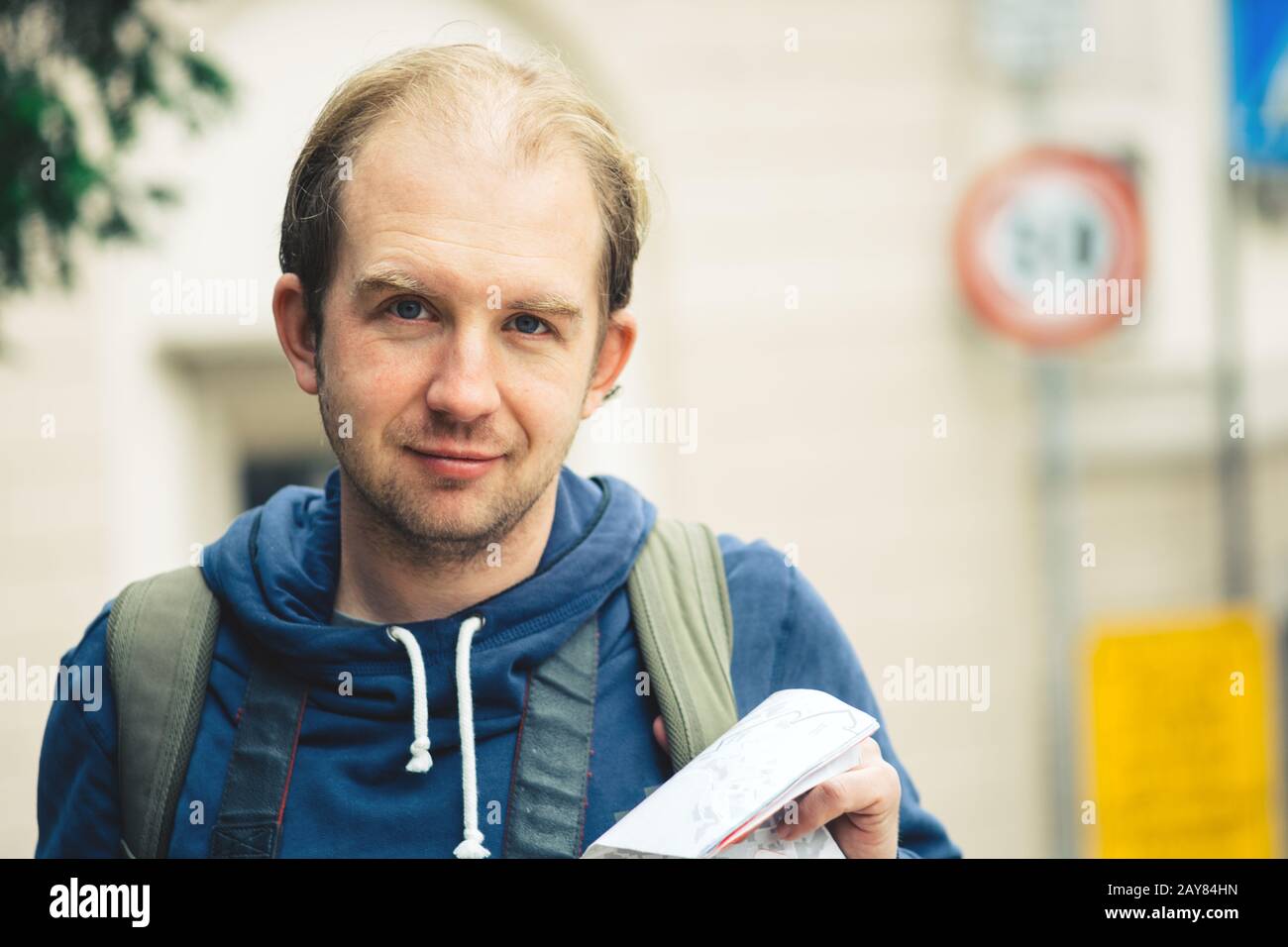 Closeup hombre retrato solitario viajero con un mapa en sus manos Foto de stock