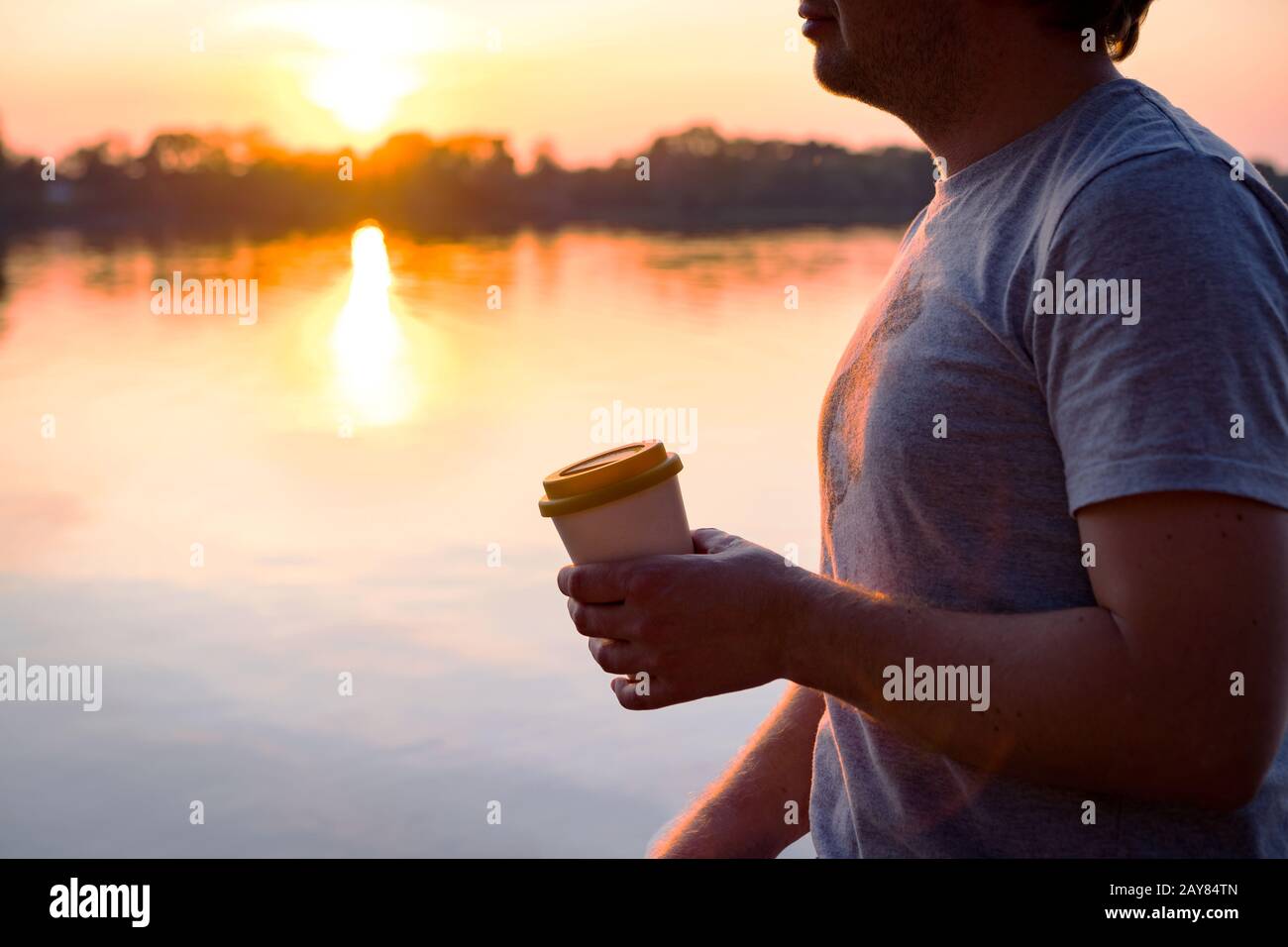 Hombre sosteniendo una taza de bambú con café Foto de stock