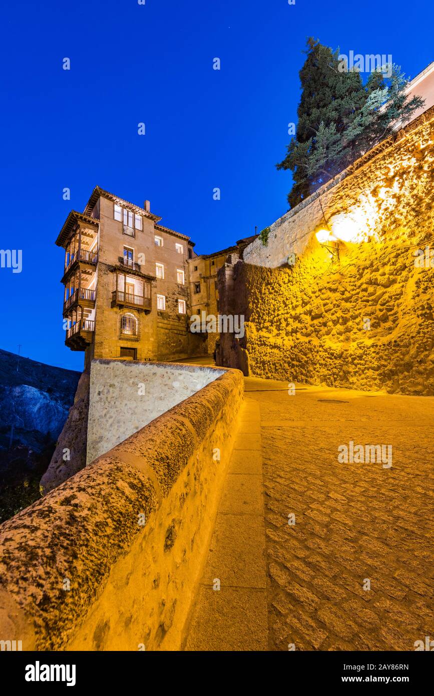 Casas colgantes o Casas Colgadas en Cuenca por la noche Fotografía de stock  - Alamy