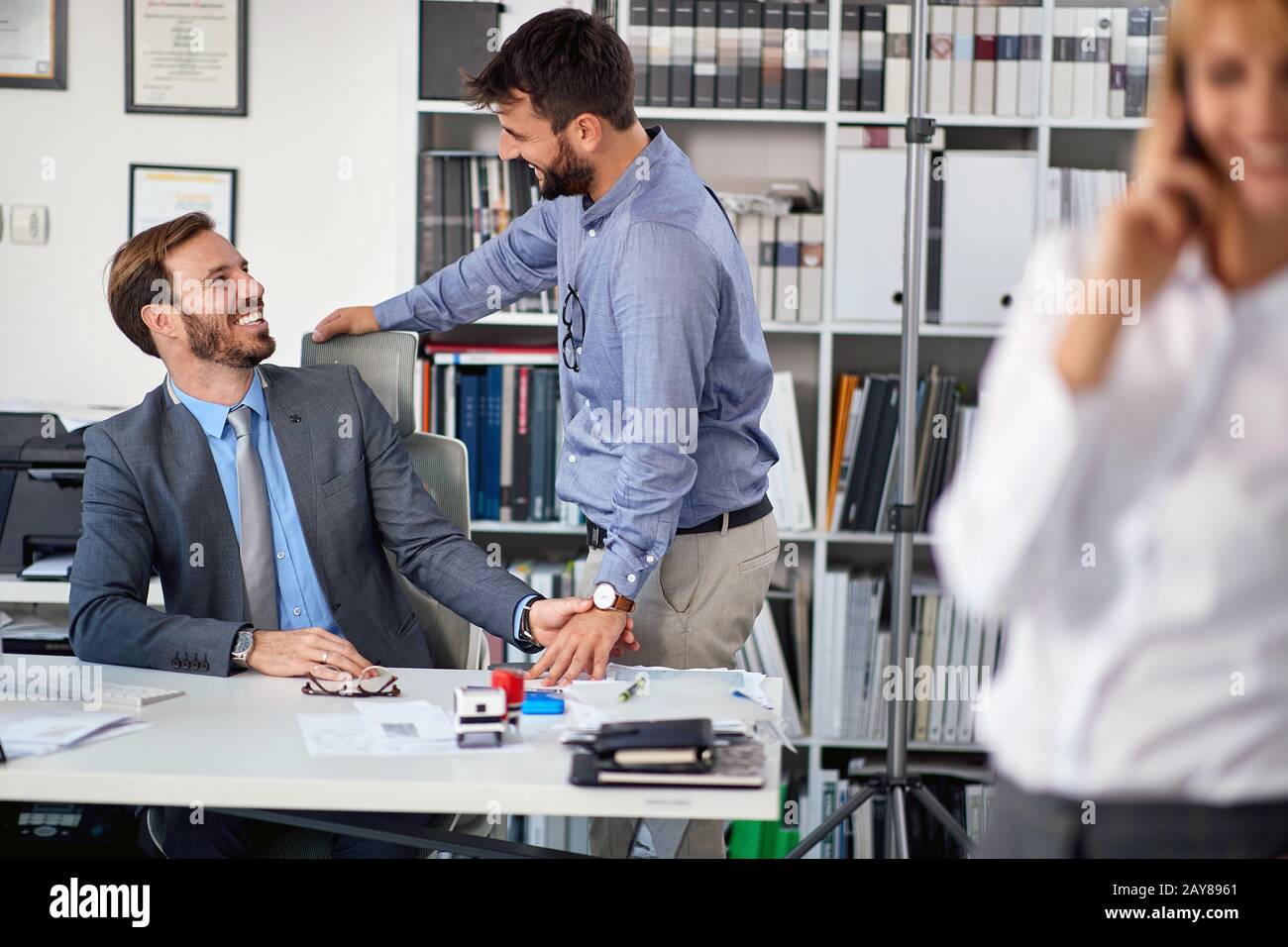 compañeros de trabajo hombres trabajando juntos en proyecto de negocios en la oficina moderna Foto de stock
