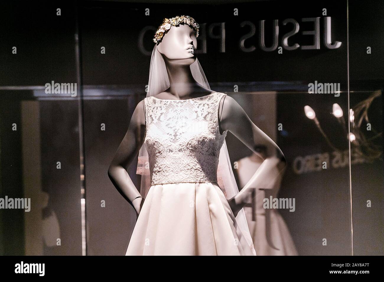 As Costa Activo 10 DE JULIO de 2018, BARCELONA, ESPAÑA: Tienda de moda con vestidos de boda  Fotografía de stock - Alamy