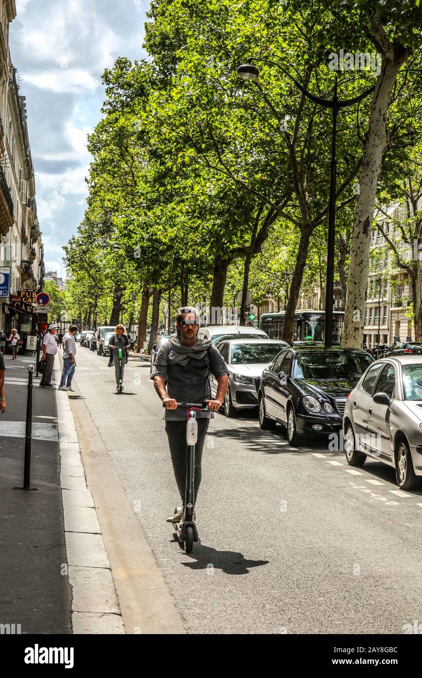 Montar scooter eléctrica en París, Francia Europa Foto de stock