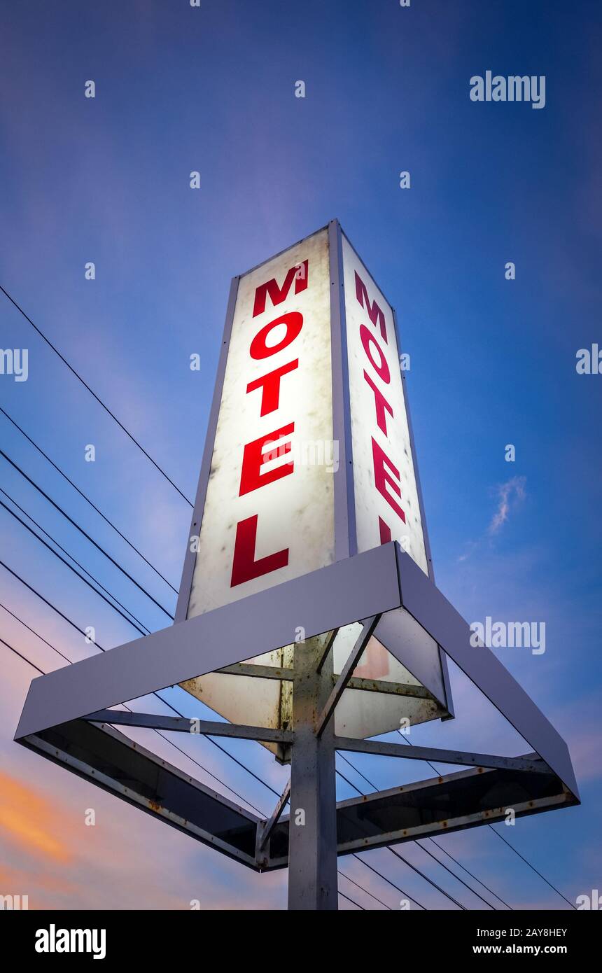 Vintage motel firmar al atardecer Foto de stock