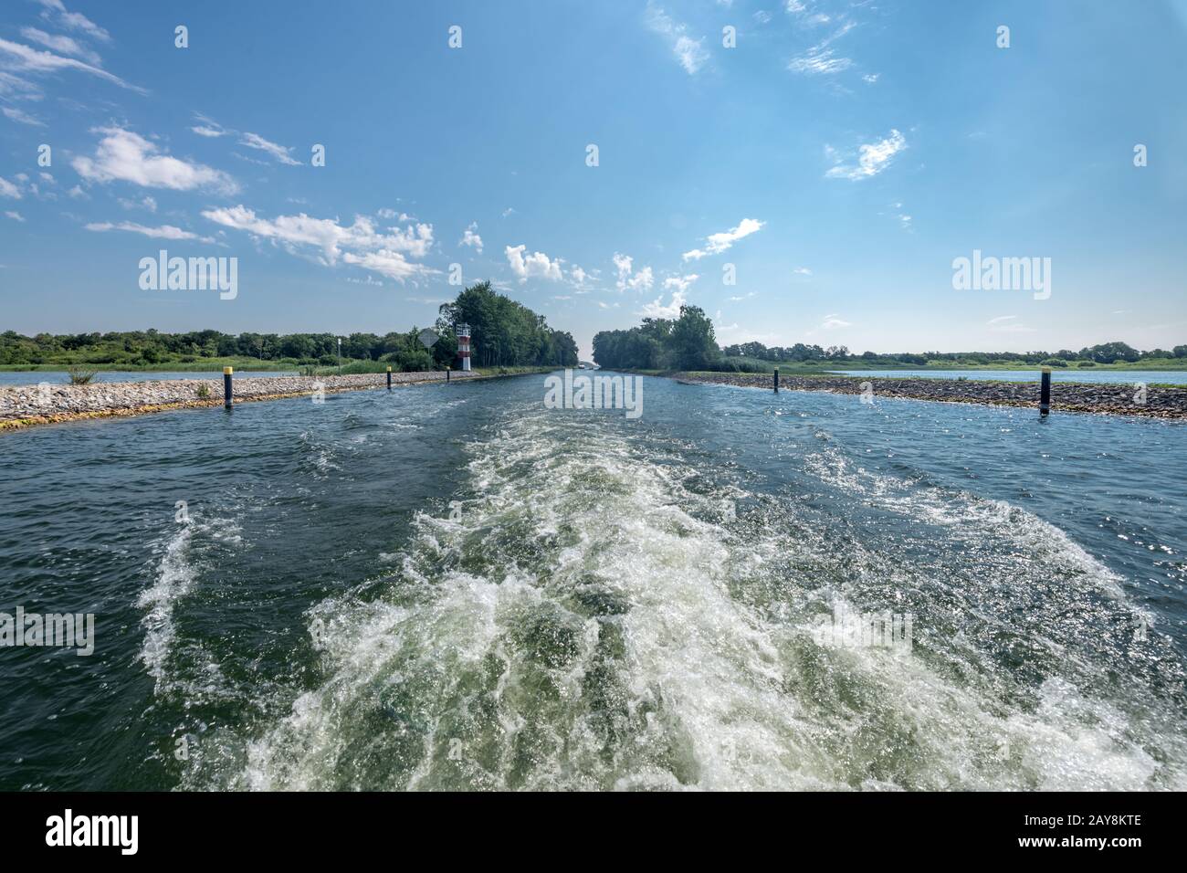Eje de impulsión de un barco en el río que entra en un lago Foto de stock