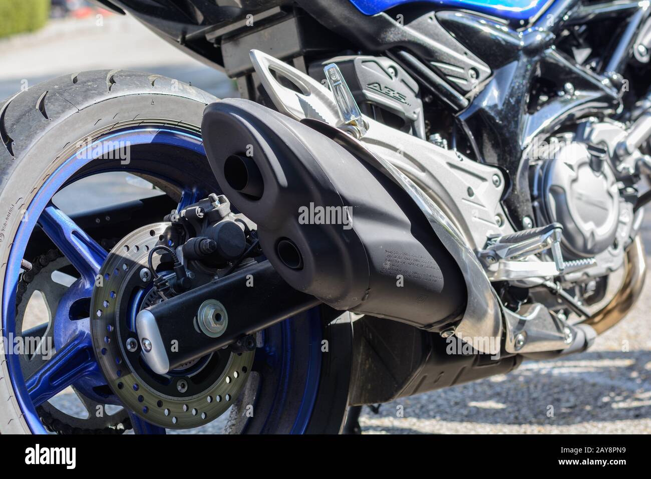 Primer plano de una motocicleta - Doble escape con silenciador Foto de stock