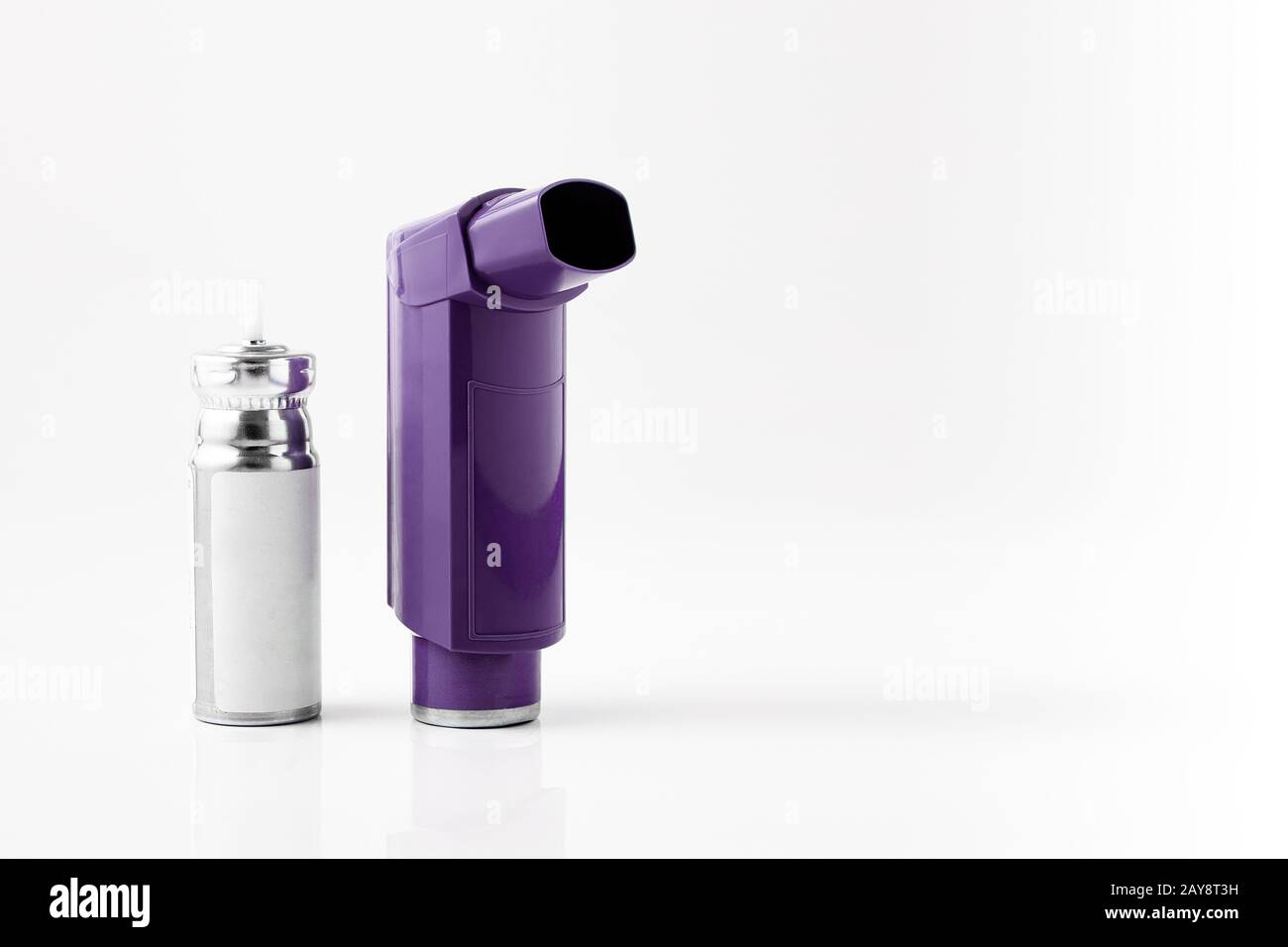 Inhalador MDI púrpura. Aerosol para asma y alergia para personas con problemas respiratorios. Fondo blanco neutro. Foto de stock