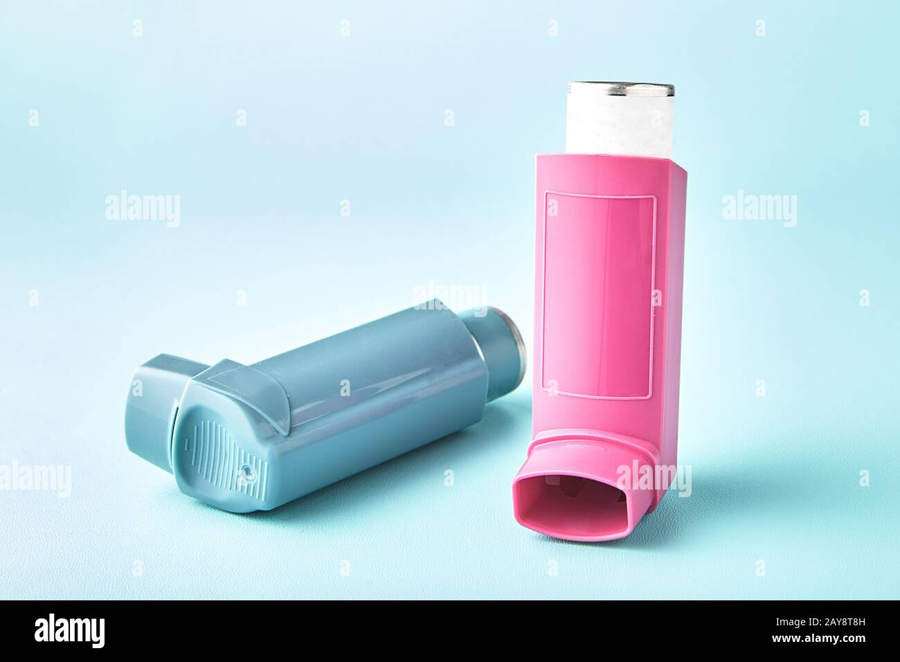 Inhalador MDI. Aerosol para asma y alergia para personas con problemas respiratorios Foto de stock