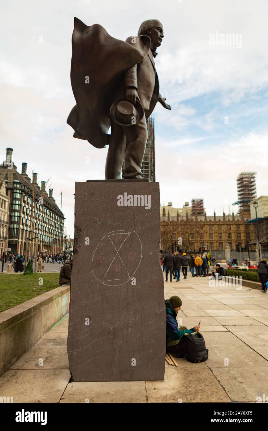 Símbolo de extinción de tiza, en el lado de la estatua de David Lloyd George, Parliament Square, Westminster, Londres, Reino Unido Foto de stock