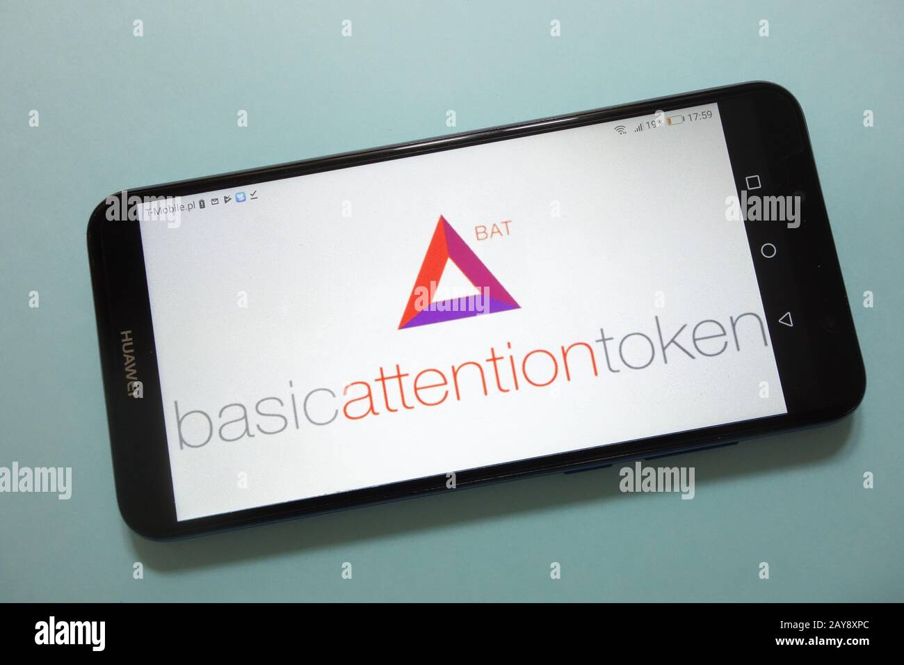 El logotipo de criptomoneda del token de atención básica (BAT) se muestra en el smartphone Foto de stock