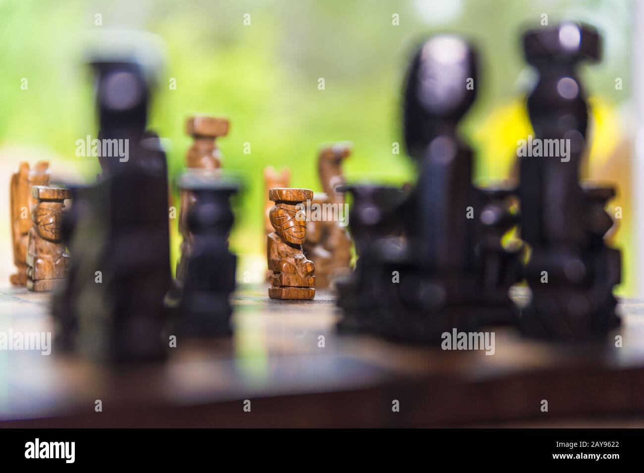 Primer plano de un agricultor en un tablero de ajedrez Foto de stock