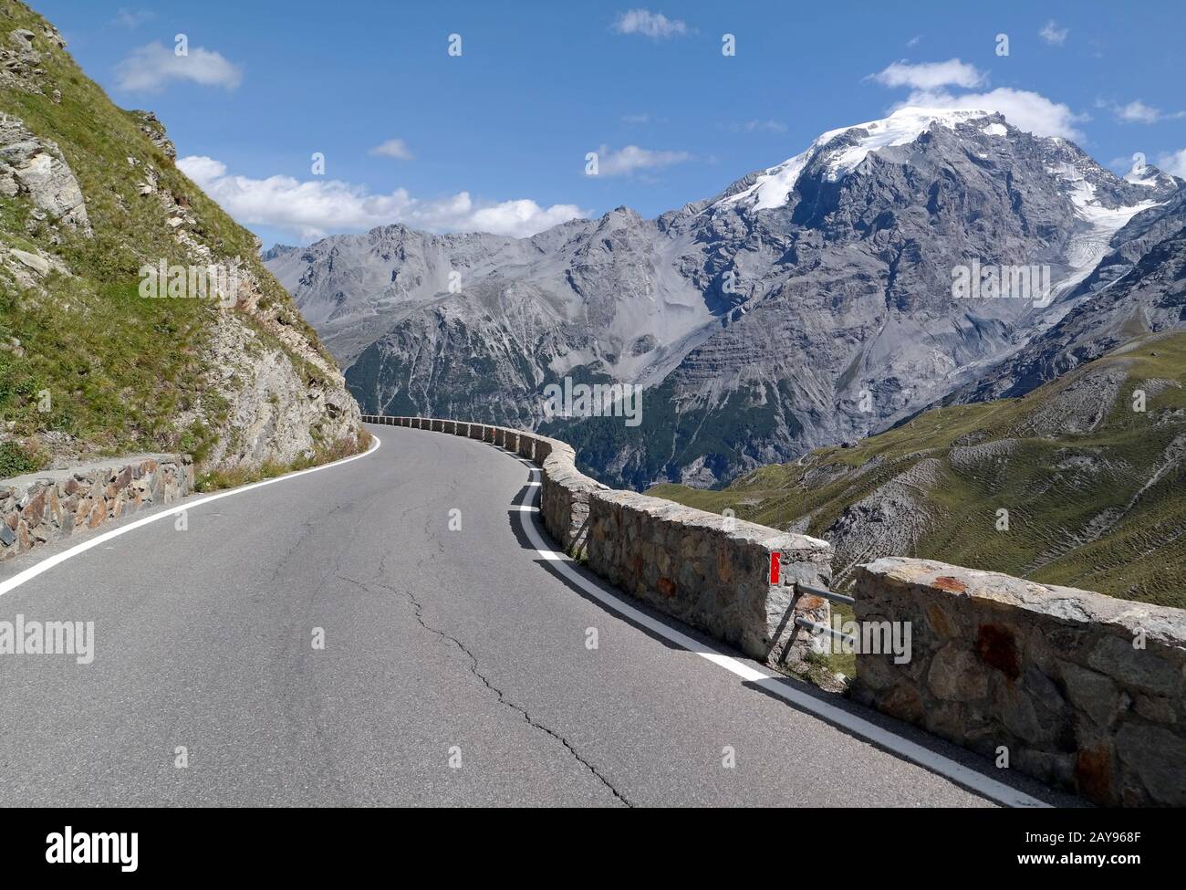 Carretera en los Alpes Stilfser Joch serpentines Foto de stock