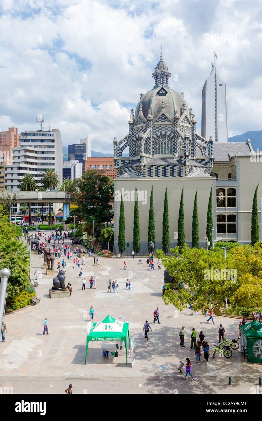 Plaza Botero vista desde el Museo de Antioquia Medellín por la tarde Foto de stock