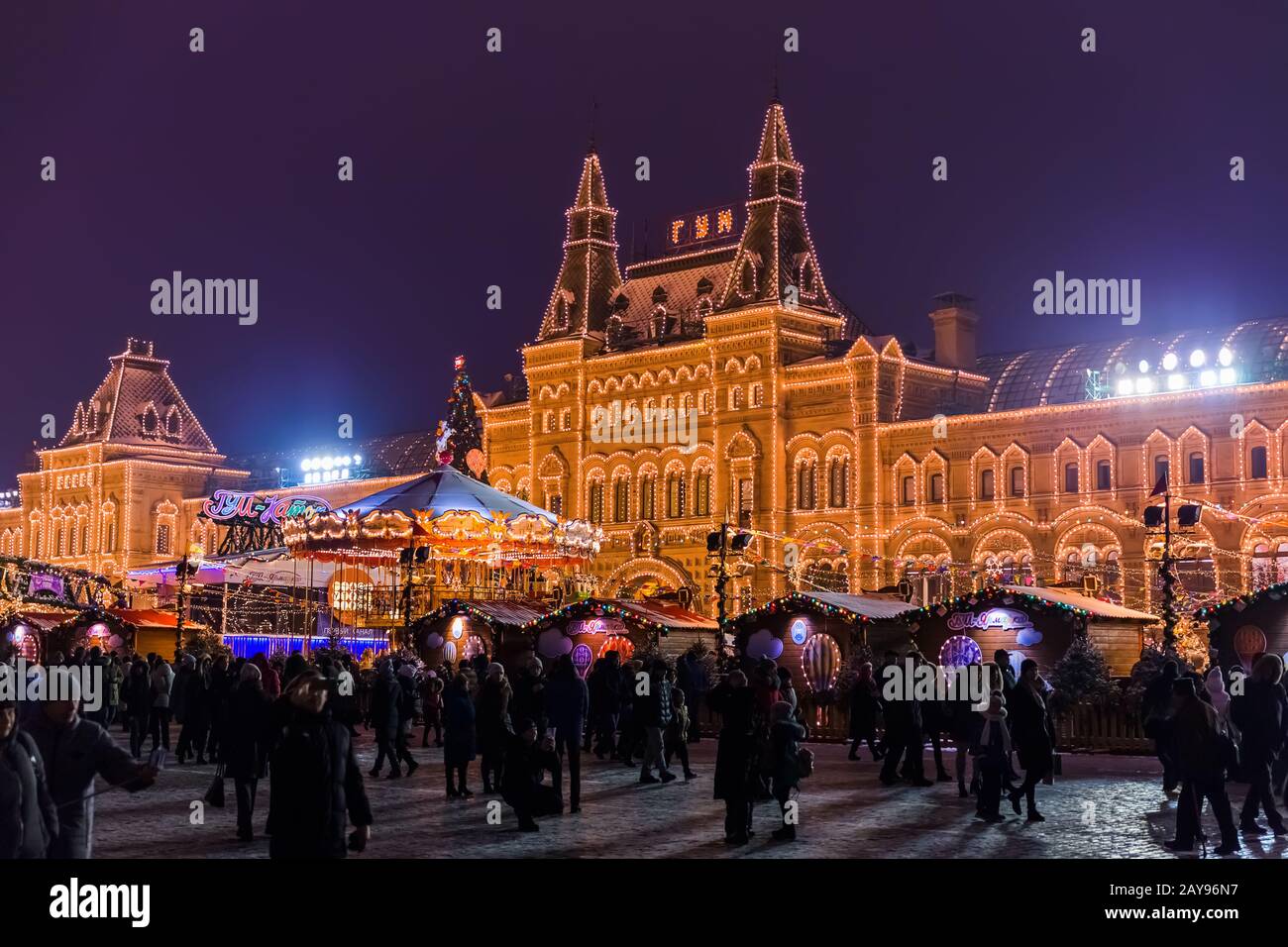 Moscú, Rusia - 05 de enero de 2018: ÁRBOL de Navidad Casa de Comercio GOMA en la Plaza Roja Foto de stock