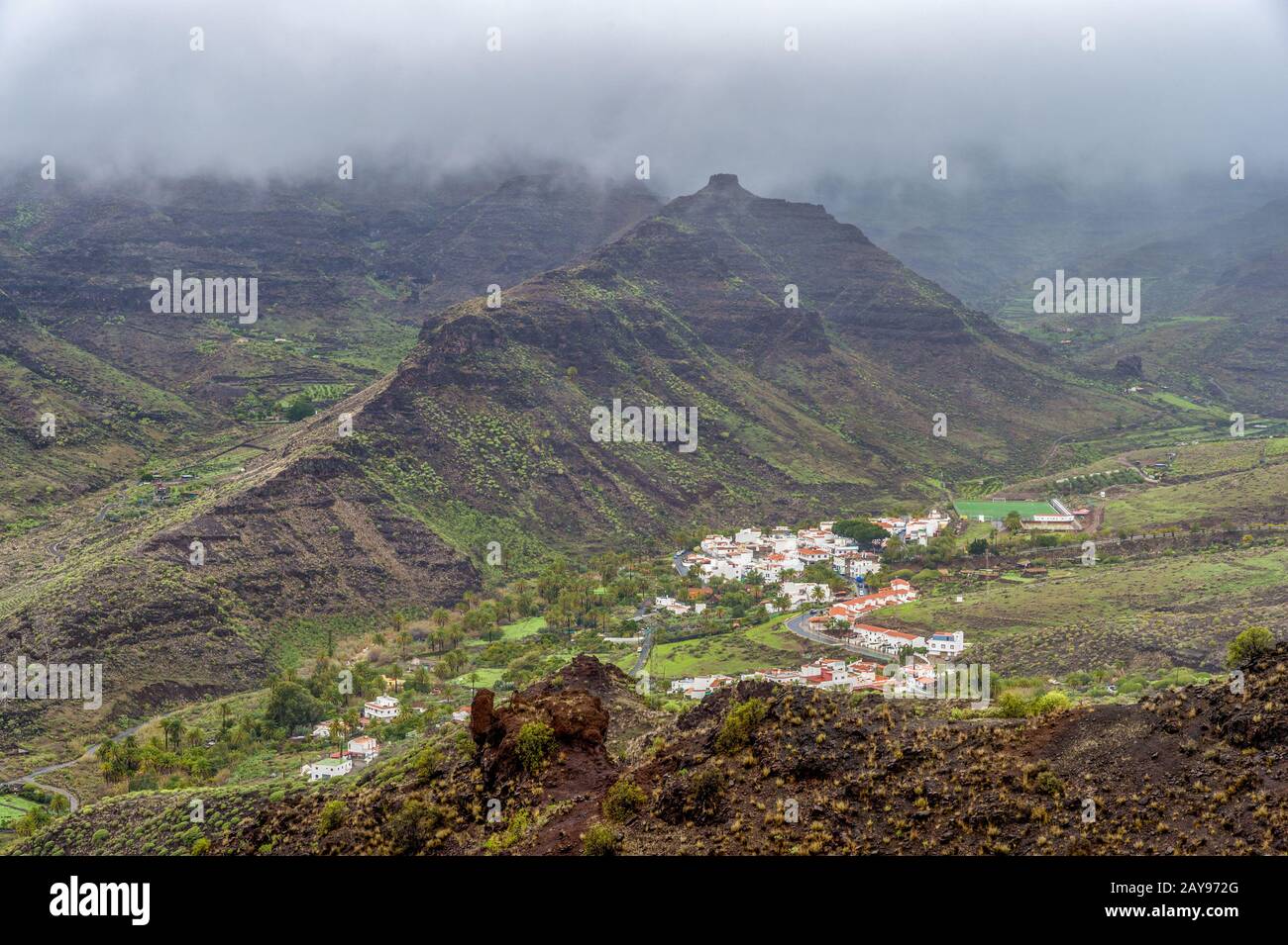 Un pueblo entre montañas dentro de la isla de Gran Canaria Foto de stock