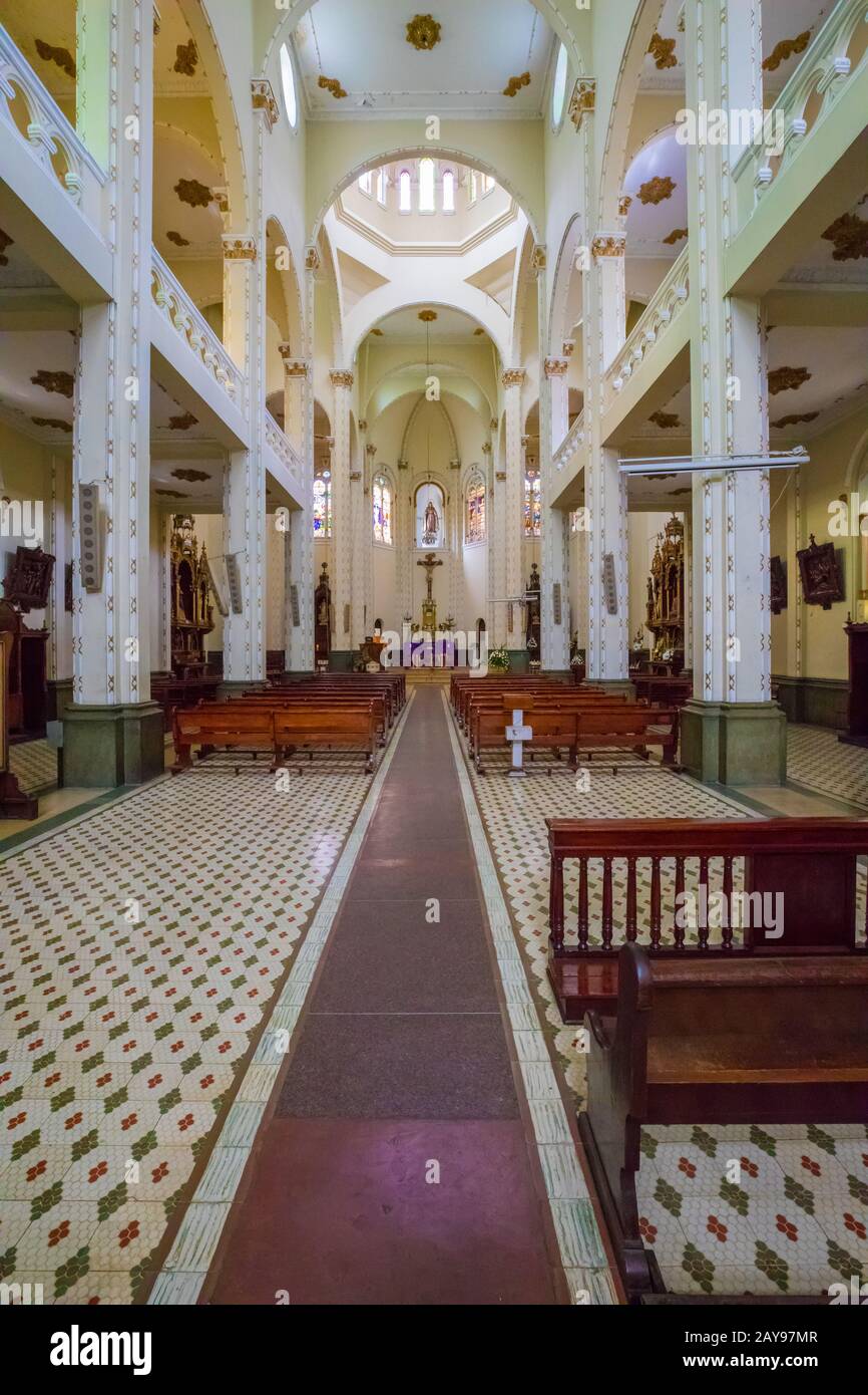 Interior de la Iglesia de Jesús de Nazareno en el distrito de el Prado en  Medellín Fotografía de stock - Alamy