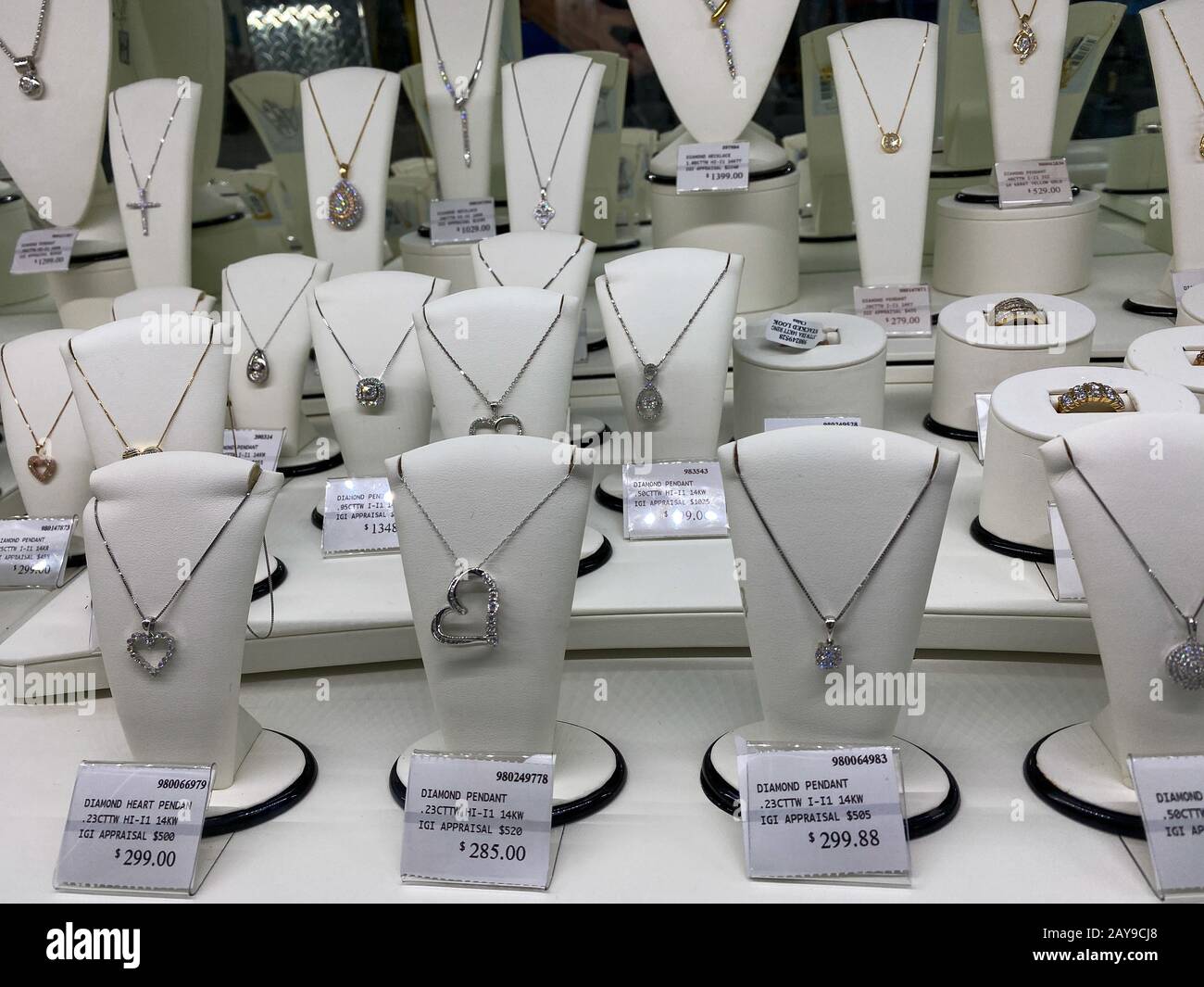 Orlando, FL/USA-2/11/20: Una caja de joyería de collares de diamantes a la  espera de que los clientes compren en una tienda al por menor Sams Club  Fotografía de stock - Alamy