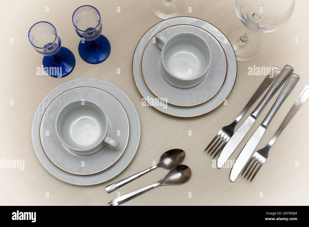 Conjunto de platos en la mesa para dos personas Fotografía de stock - Alamy