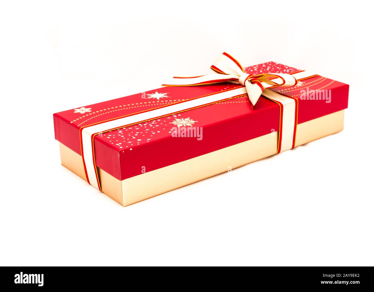Cerrar caja de chocolate con nudo de lazo de color rojo y amarillo aislado  sobre fondo blanco. Caja de regalo de papel con cinta de lazo para el  concepto de paquete de
