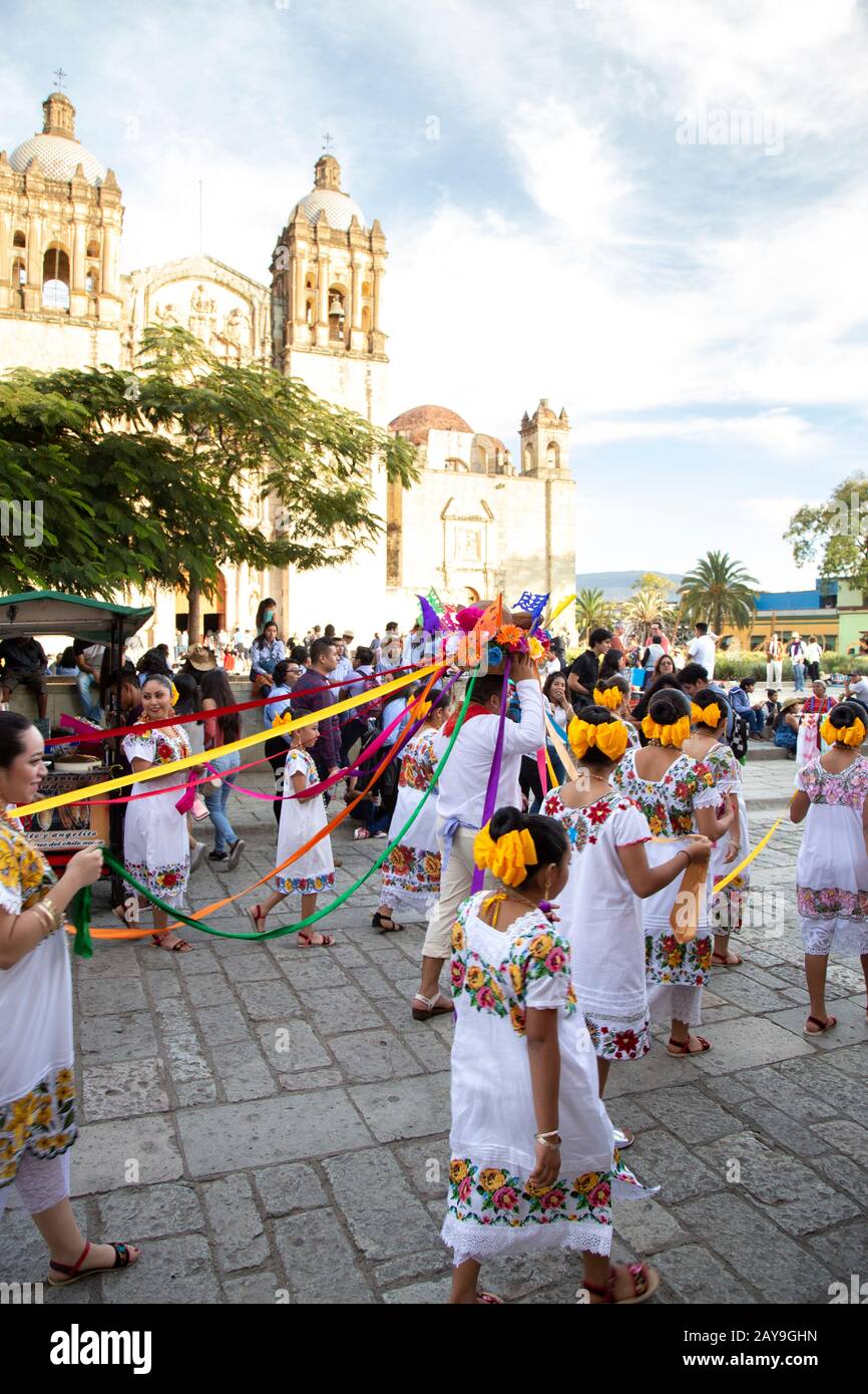 Mujeres mexicanas, vestidas con trajes tradicionales, bailando en la calle Foto de stock