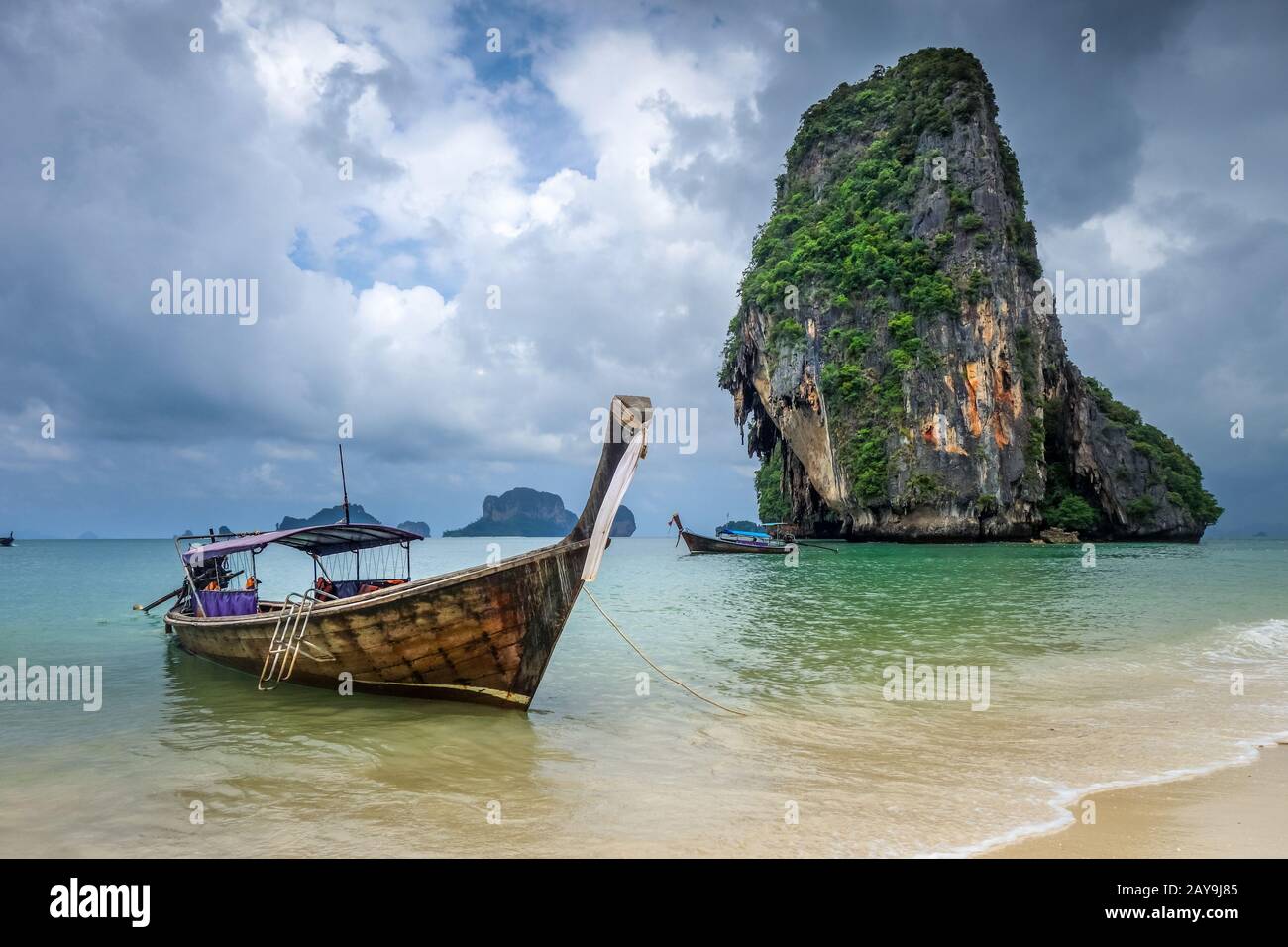 Barco de cola larga en la playa de Phra Nang, Krabi, Tailandia Foto de stock