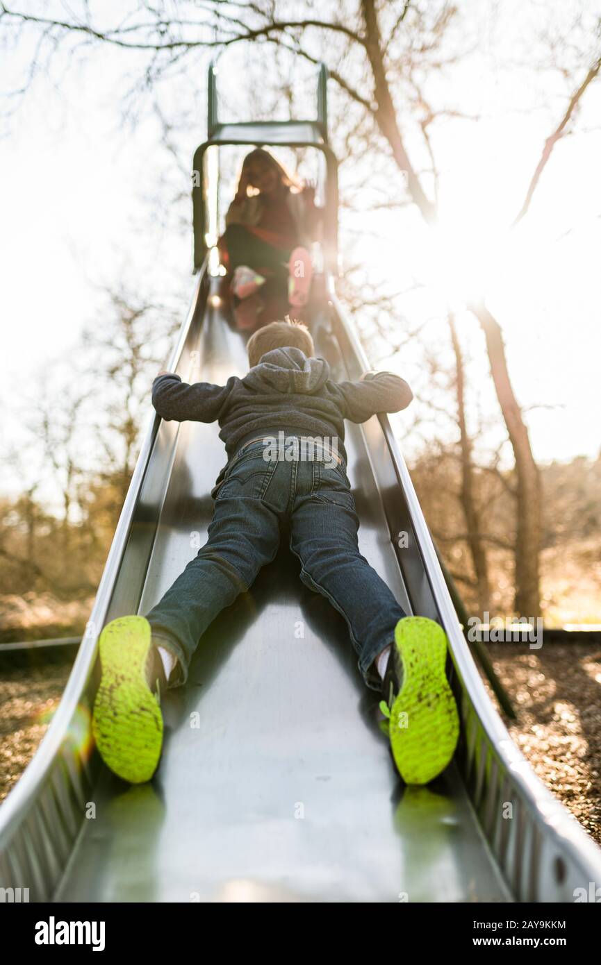 Niños jugando en Slide en State Park en Moody Texas Foto de stock