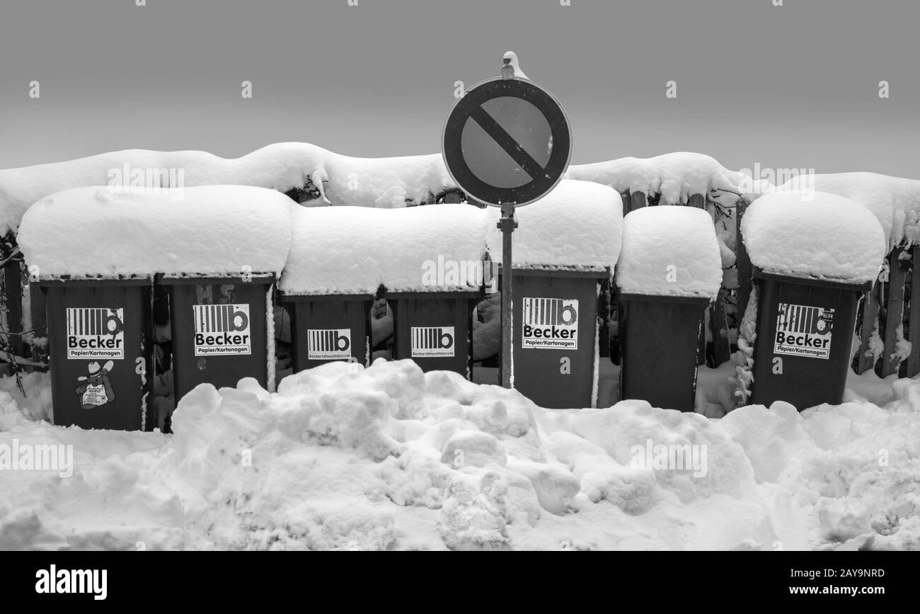 Contenedores de basura cubiertos de nieve Foto de stock