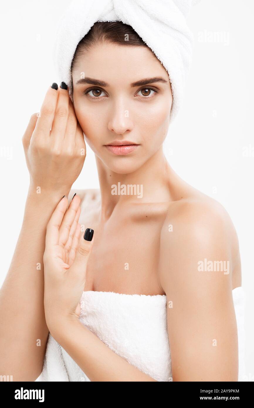 Concepto de belleza y cuidado de la piel - Cerrar hermosa joven tocando su piel Foto de stock