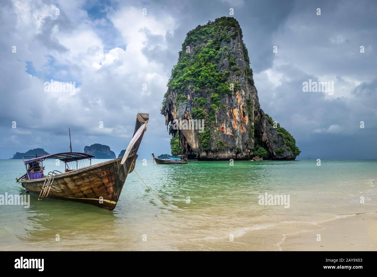 Barco de cola larga en la playa de Phra Nang, Krabi, Tailandia Foto de stock