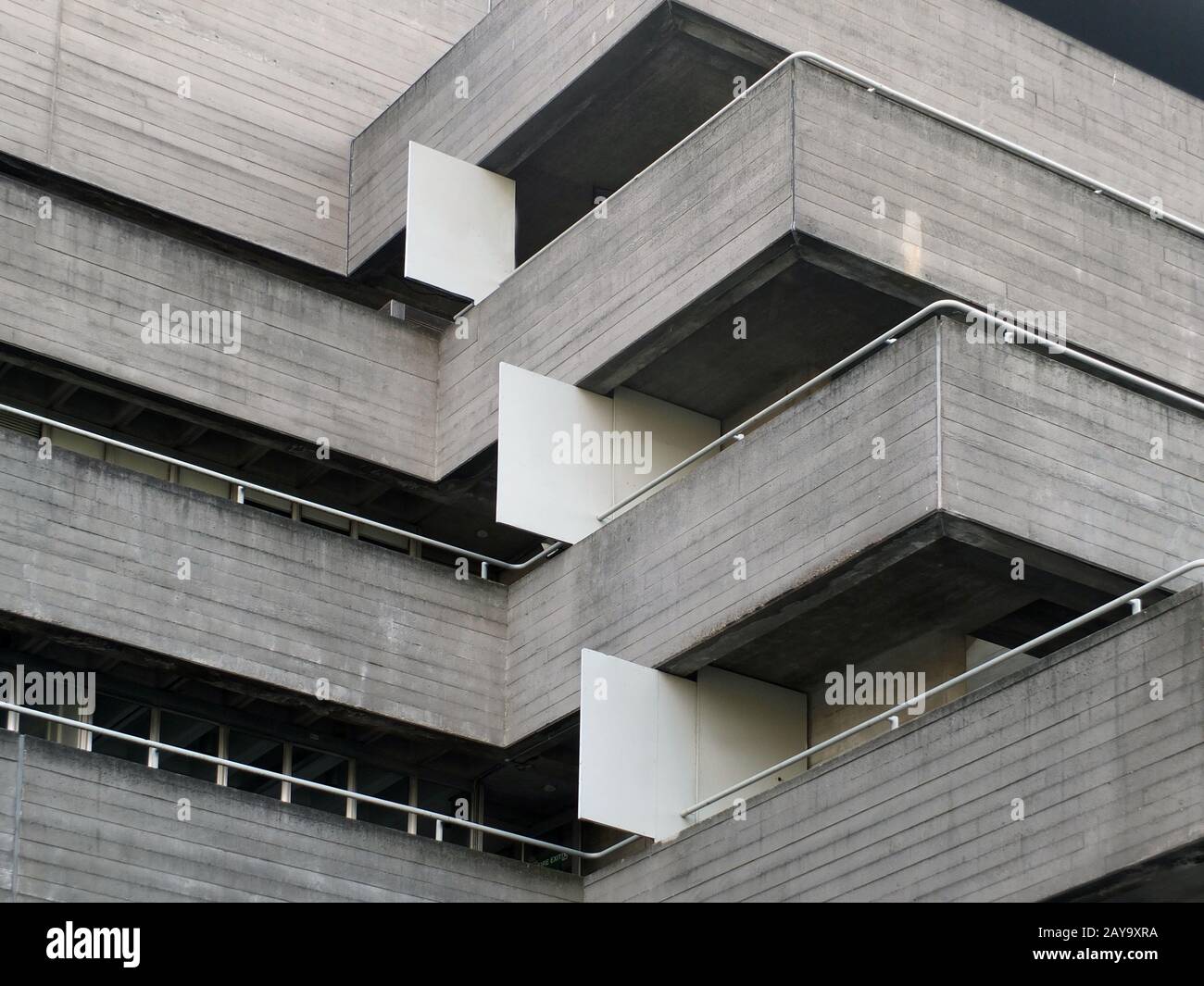detalles de barandillas y balcones en un antiguo edificio de hormigón brutallista Foto de stock