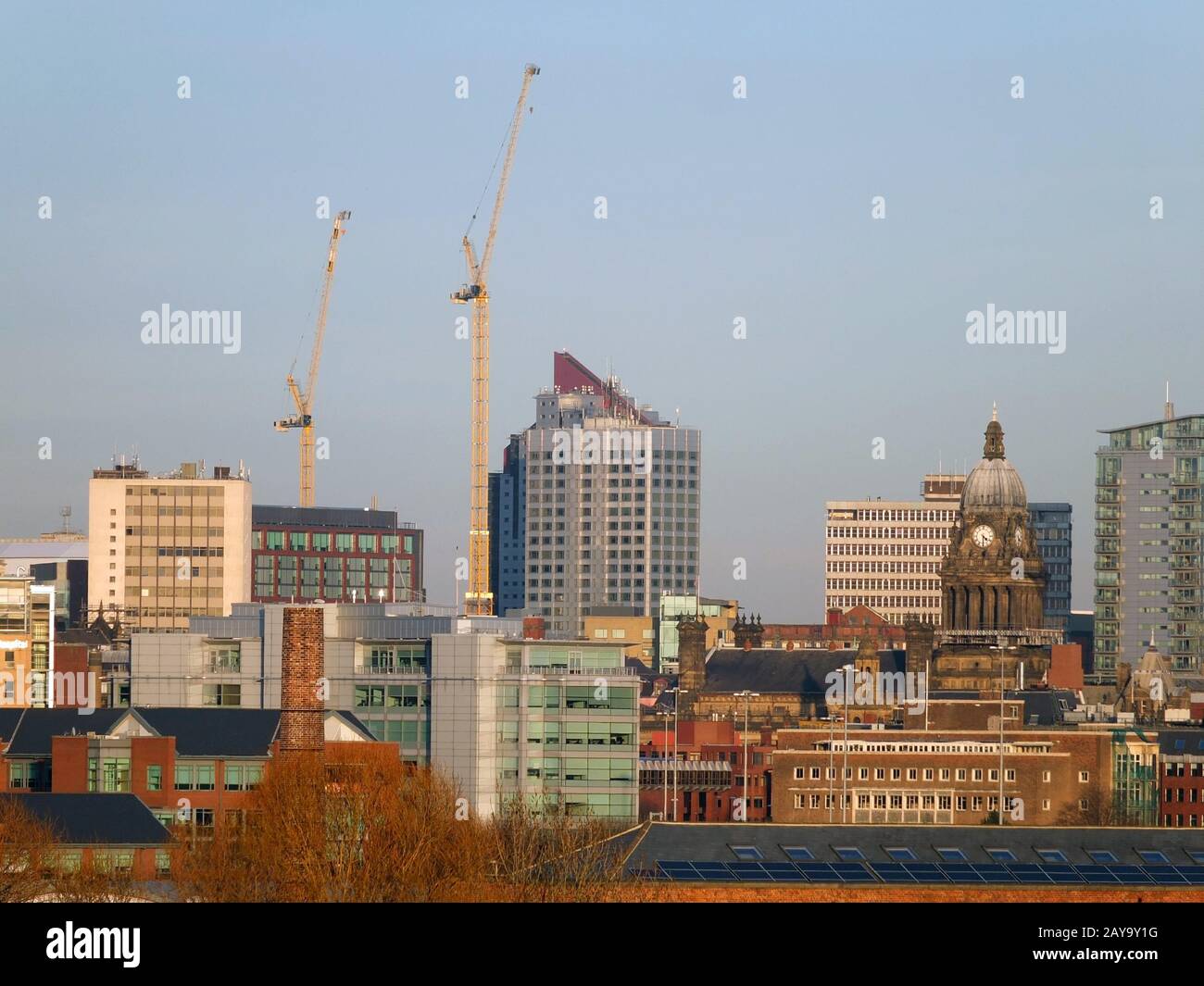 Una vista panorámica de la ciudad de leeds que muestra los edificios modernos del ayuntamiento y las grúas de construcción Foto de stock