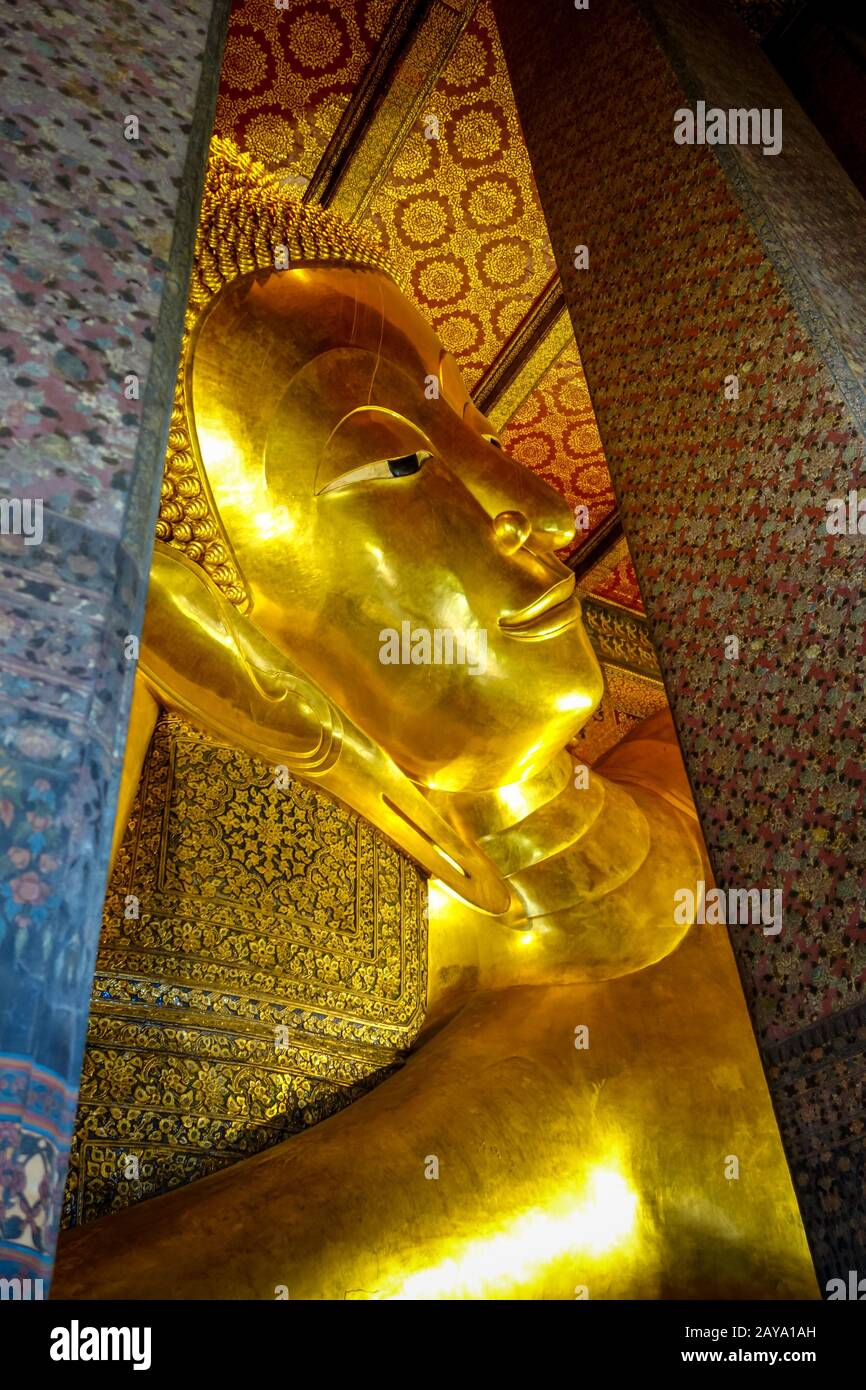 Buda reclinado en Wat Pho, en Bangkok, Tailandia Foto de stock