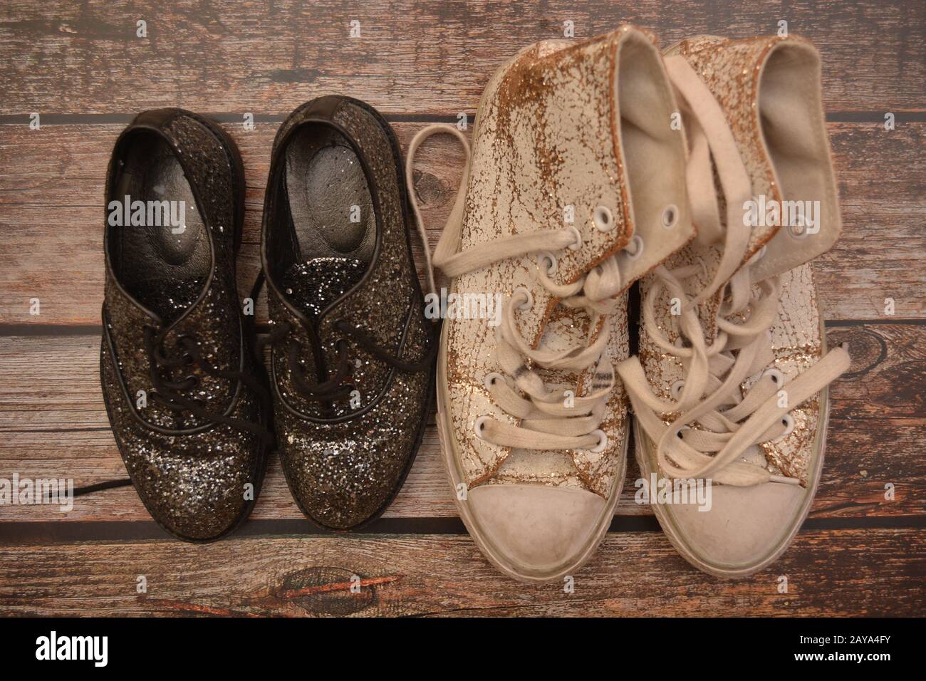 zapatos viejos mujer de moda sobre fondo de madera Fotografía de stock -  Alamy