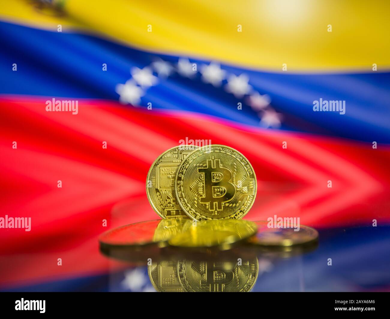 Moneda de oro Bitcoin y pabellón de desenfoque de fondo de Venezuela. Concepto cryptocurrency virtual. Foto de stock