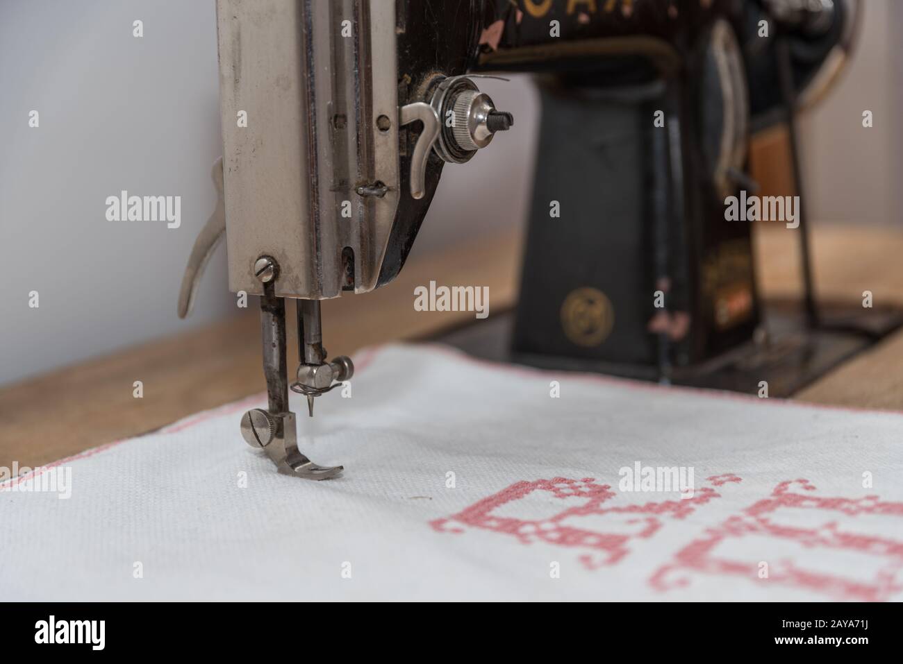 la vieja máquina de coser antigua se utiliza para el primer plano de la bordadora Foto de stock