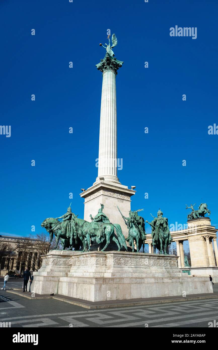 Budapest, Hungría - Febrero 2020: Plaza de los Héroes monumento y turista en la ciudad de Budapest. La plaza es una de las atracciones más visitadas de Budapest Foto de stock
