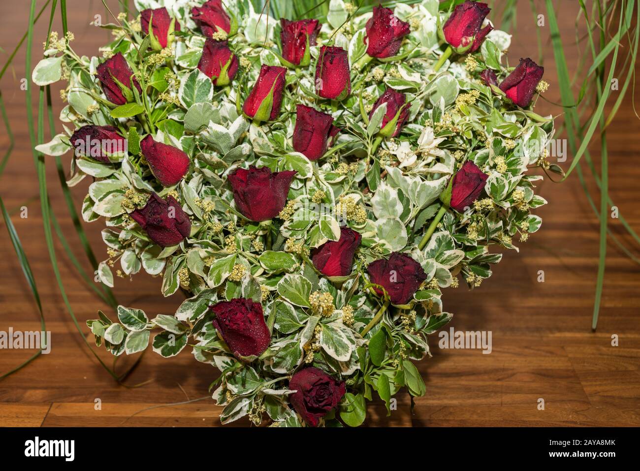Arreglo floral con rosas rojas en forma de corazón como regalo para el día  de la Madre Fotografía de stock - Alamy