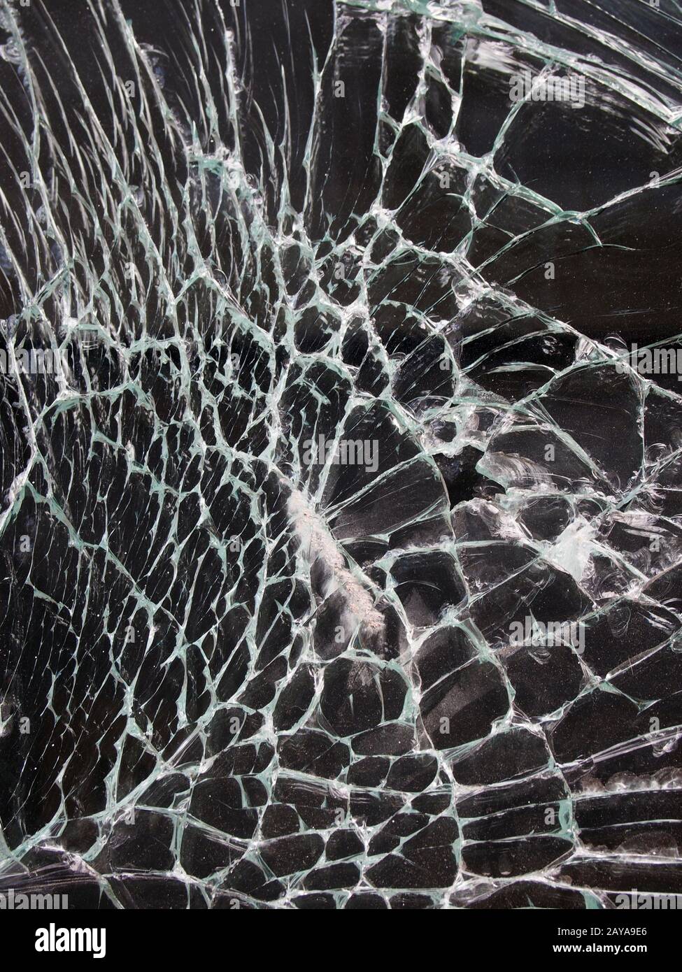 primer plano de cristal roto con grietas blancas sobre fondo negro  Fotografía de stock - Alamy