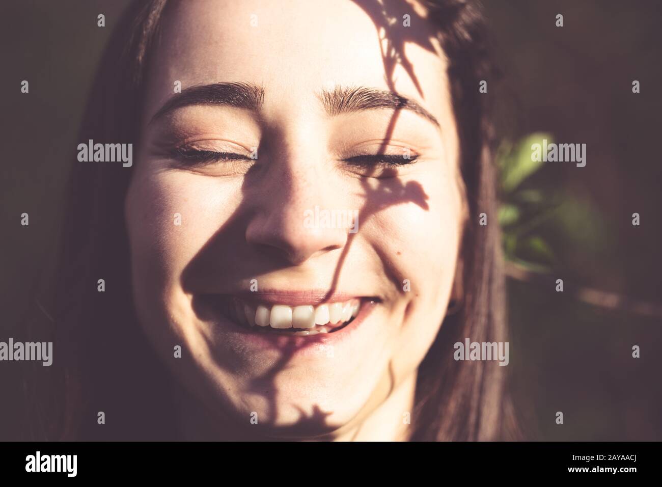 Mujer joven closeup retrato facial en el bosque Foto de stock
