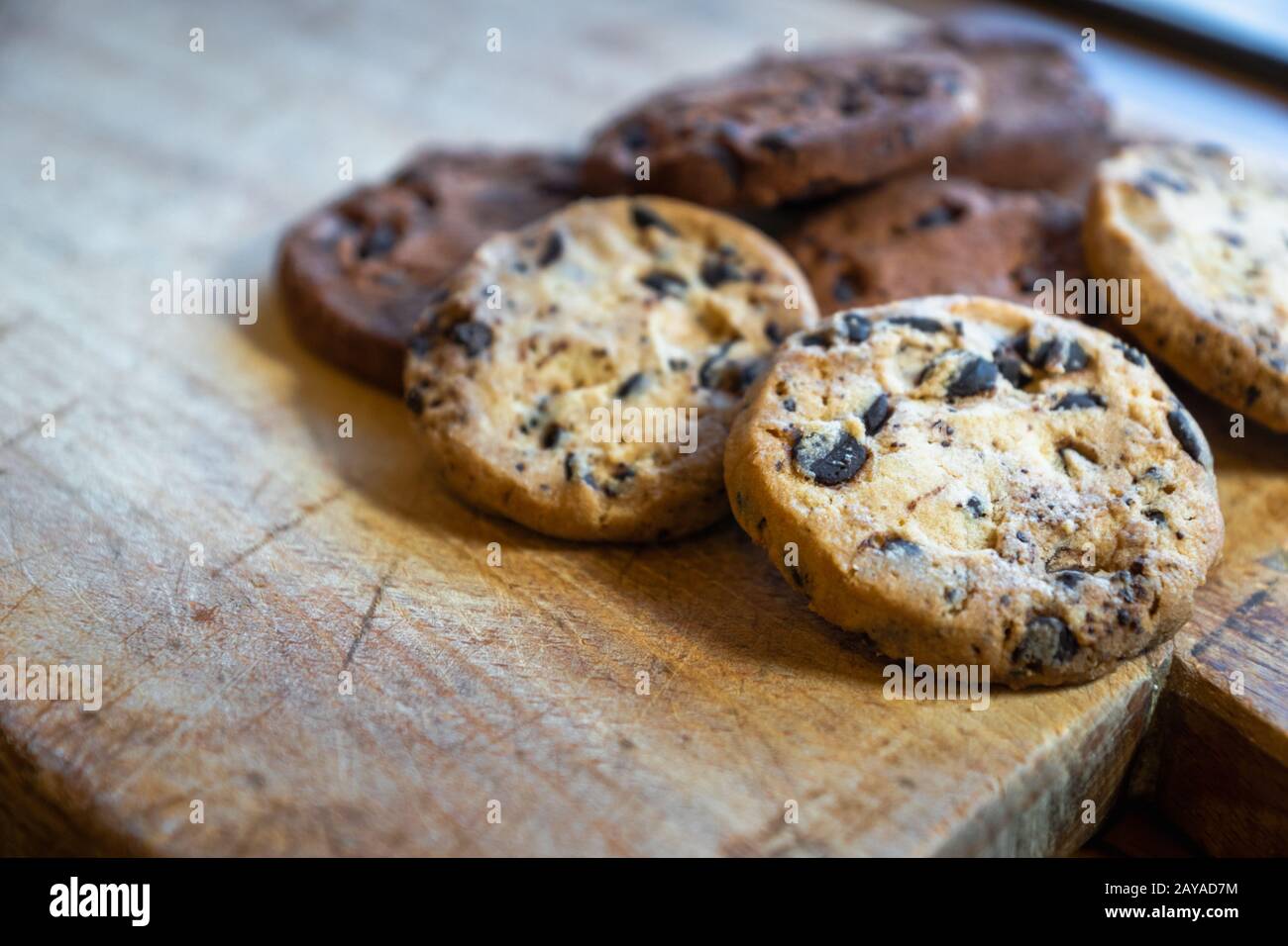 pila de galletas con trocitos de chocolate: galletas horneadas, postre, productos dulces Foto de stock