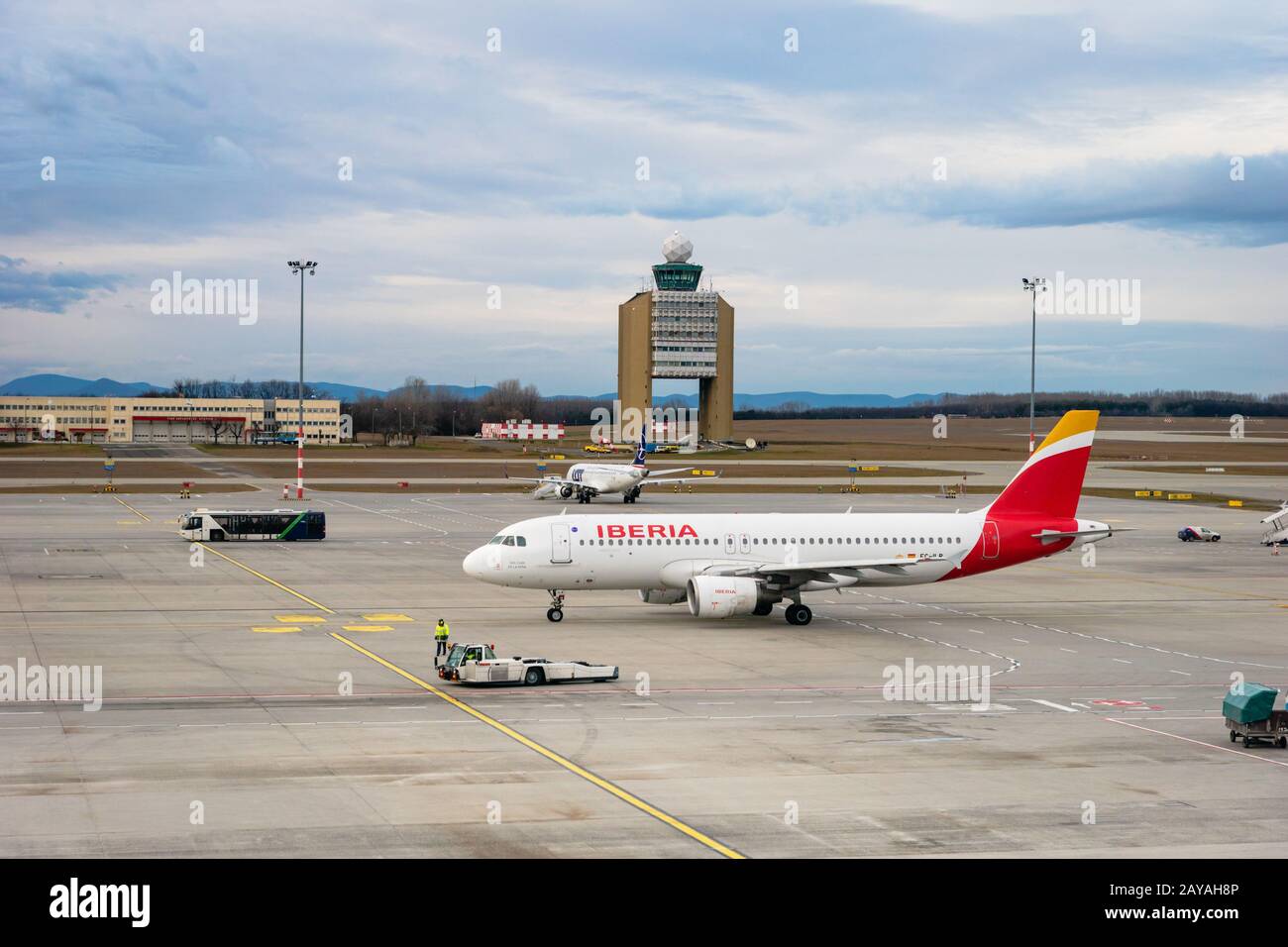 Budapest, Hungría - Febrero de 2020: Aviones Iberia Airlines en la pista de aterrizaje del Aeropuerto Internacional Ferenc Liszt de Budapest. Foto de stock